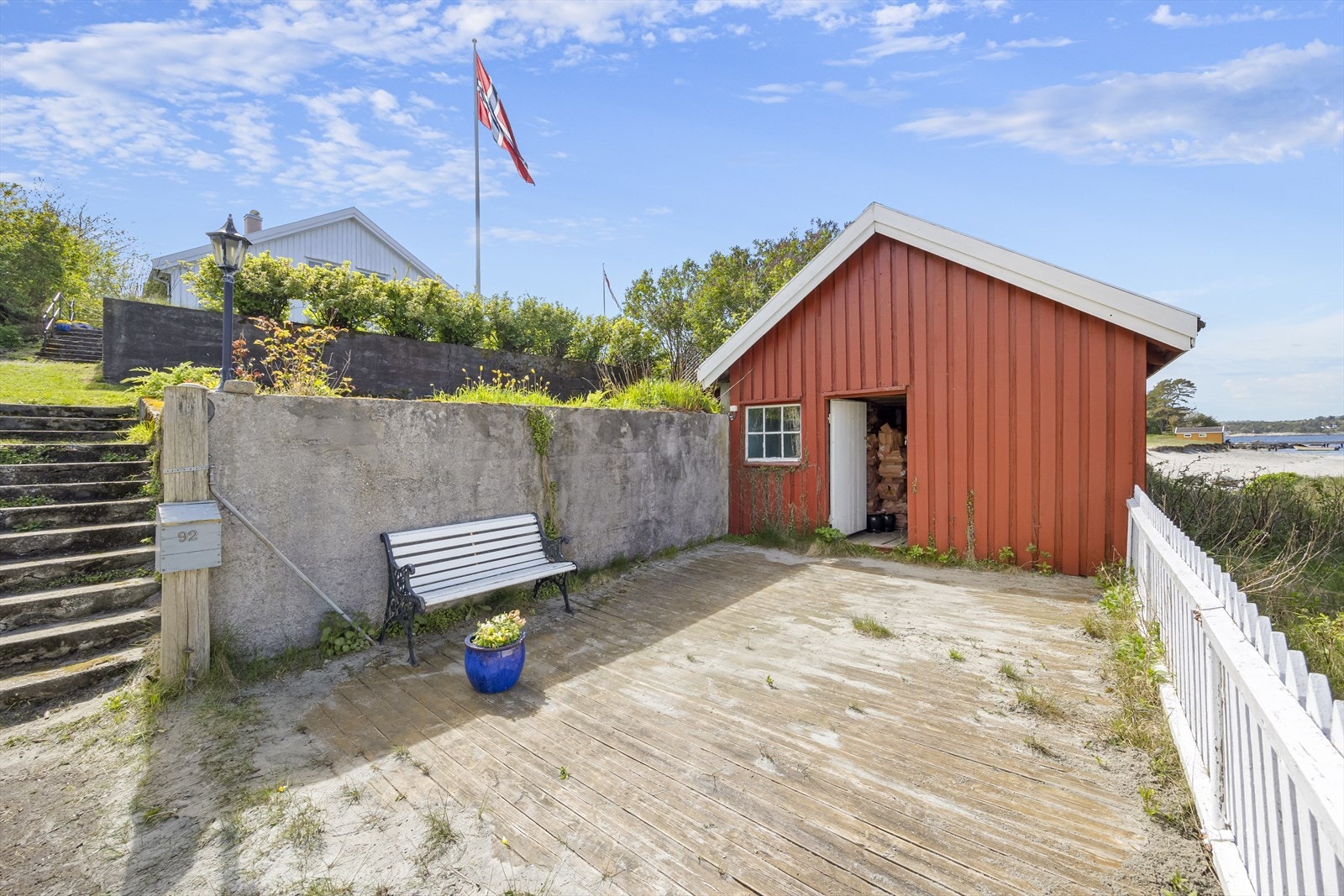 Sjøbod med stor uteplass. Galleribilde
