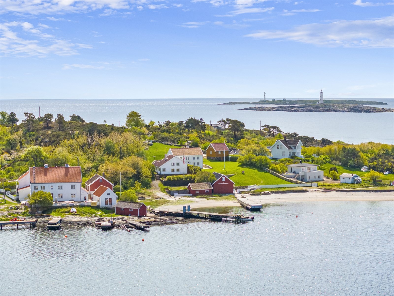 Rundt på øya kan man vandre på hyggelige, smale stier mellom sørlandshusene eller kafeen som ligger like bortenfor. Like på nedsiden er det flott sandstrand samt egen, stor brygge. Her ligger også en romslig sjøbod med fin uteplass helt i strandkanten. Galleribilde