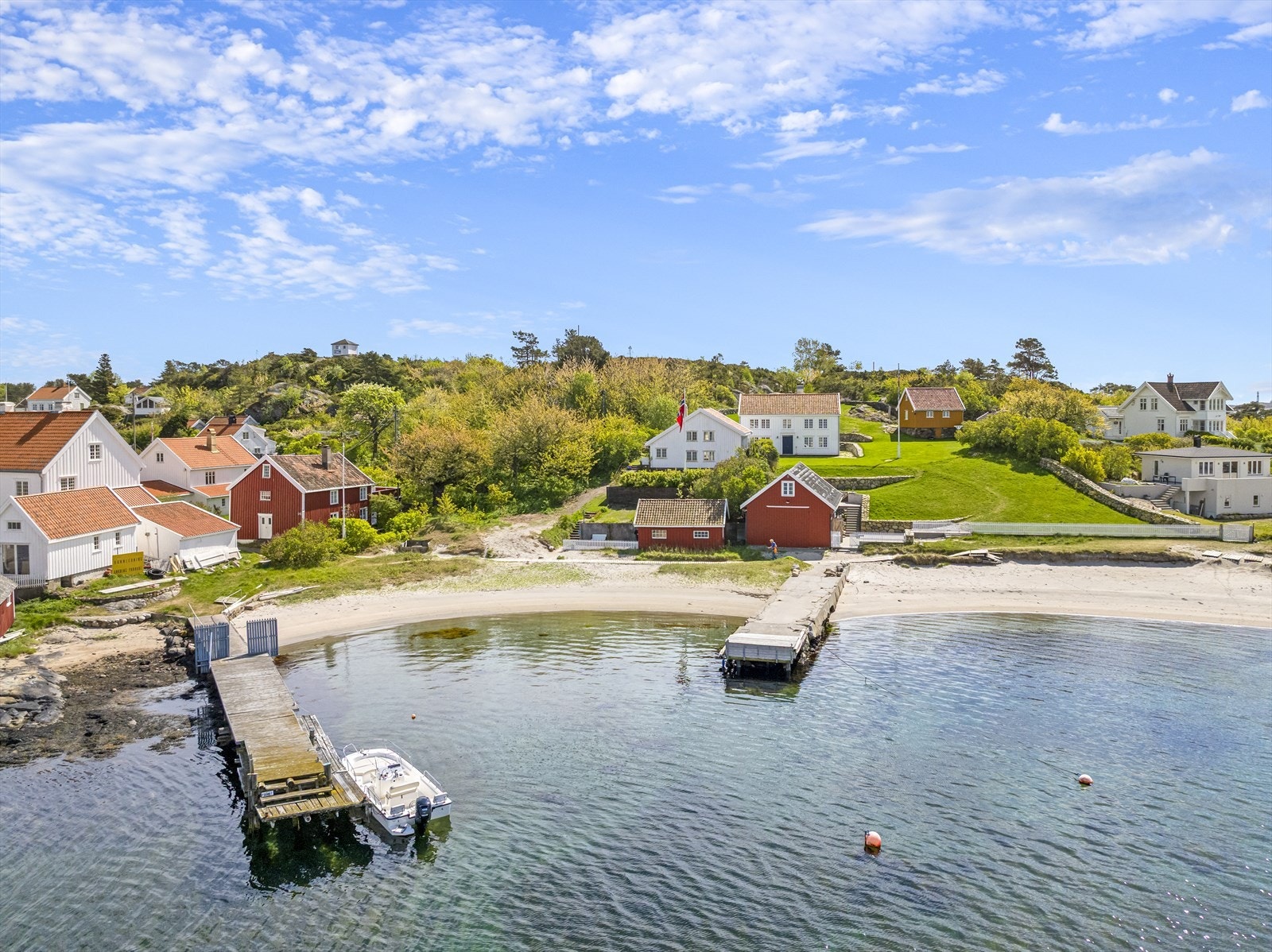 Eiendommen har også stor brygge ca. 15 løpemeter brygge på 2 sider, totalt ca. 45 m2. Her er god oppholds- og badeplass samt plass til flere båter. Galleribilde