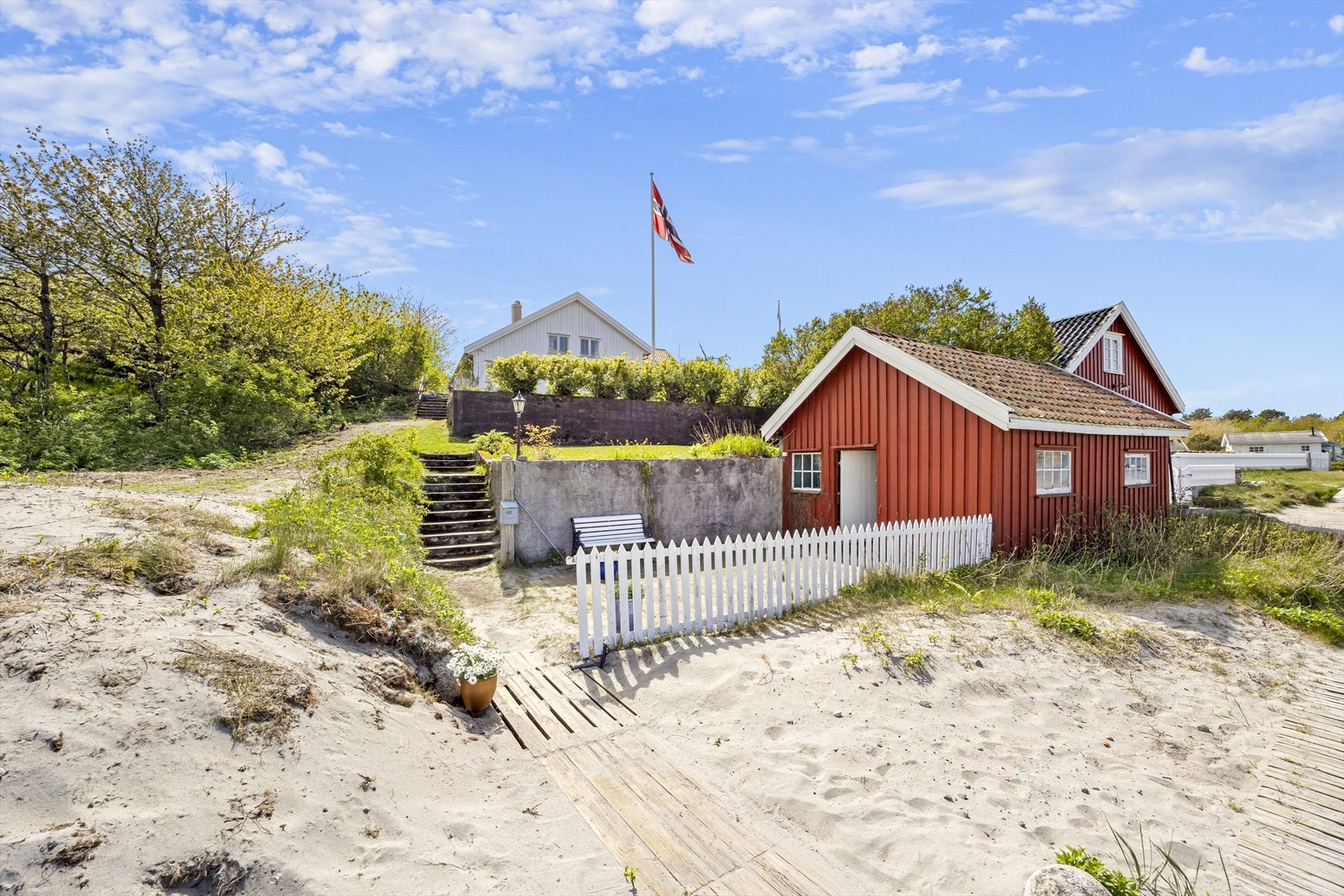 Sjøbod ved stranden med hyggelig uteplass. Galleribilde