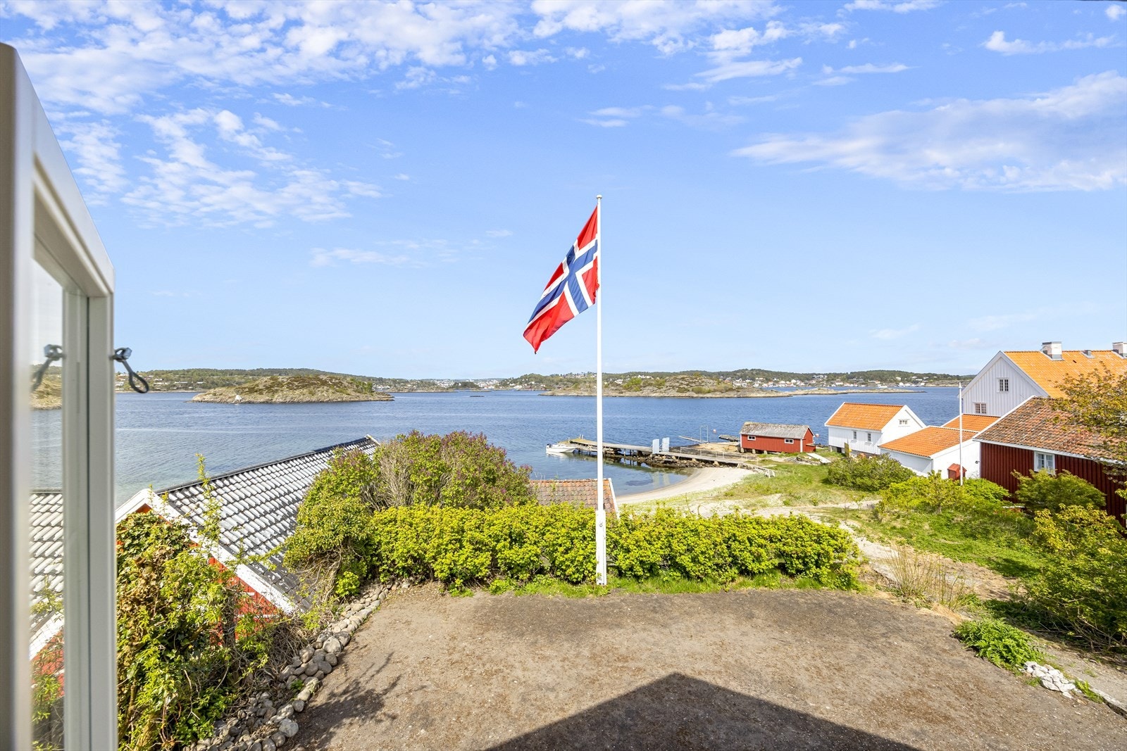Sol fra tidlig morgen til sen kveld og flott utsikt over Merdøfjorden, over mot Tromøy, Hisøy, skjærgården og innseilingen mot Arendal. Galleribilde