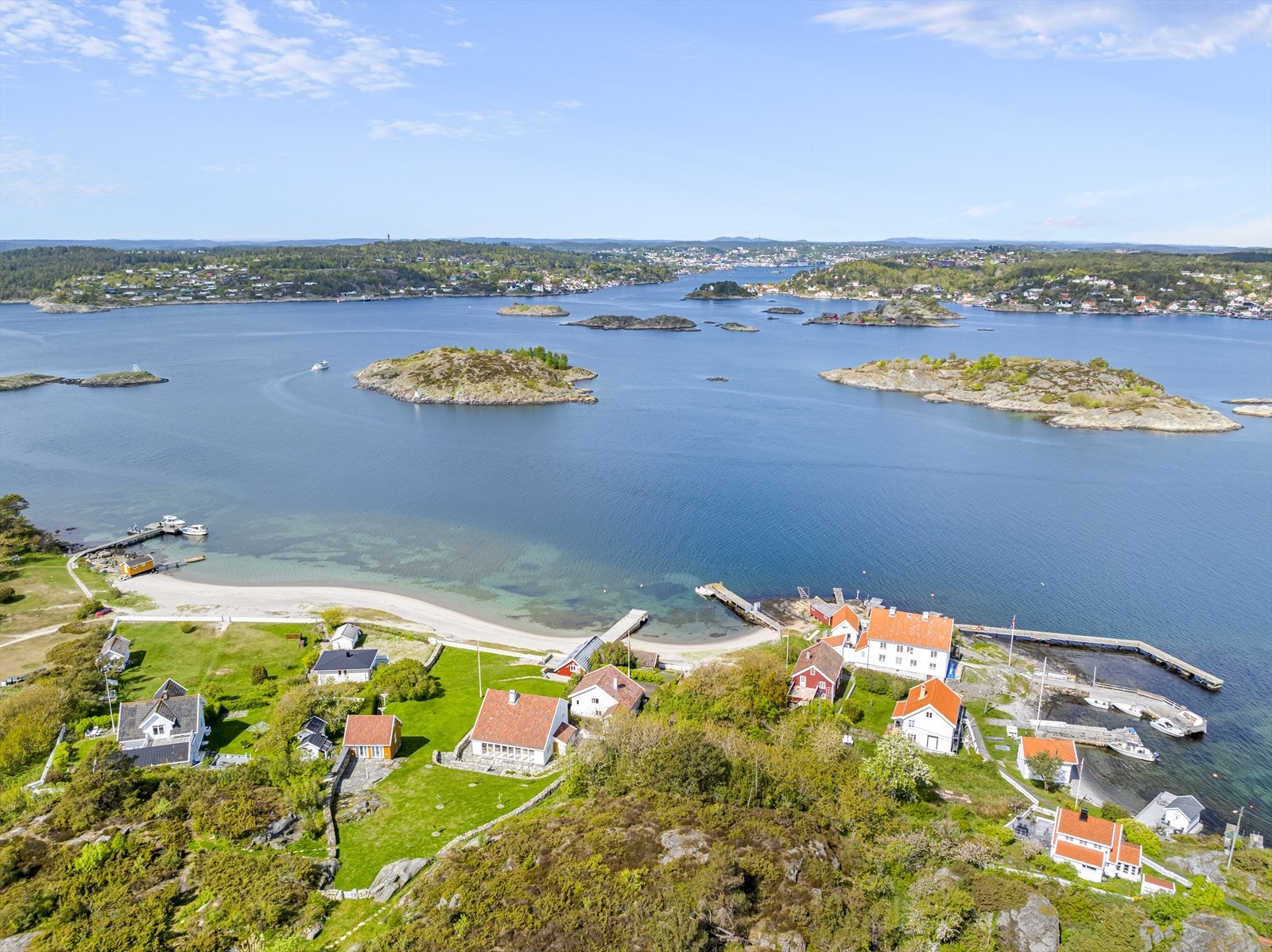 Merdø er et populært utfartssted og har 2 meget populære badestrender samt forøvrig flotte fri- og turområder. Adkomst med egen båt eller fergeforbindelse fra Arendal sentrum. Galleribilde