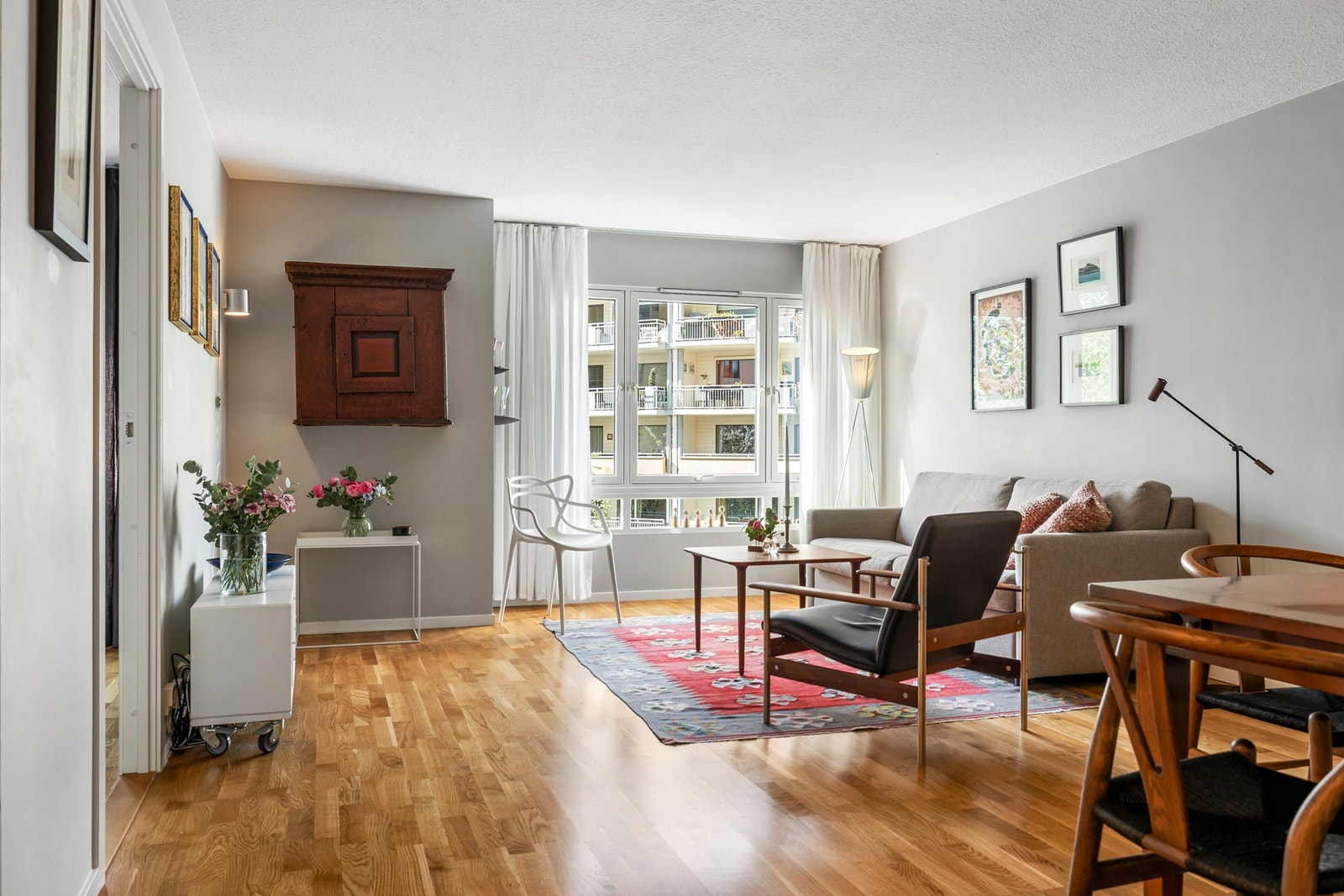 Et innbydende allrom med gode lysforhold Galleribilde