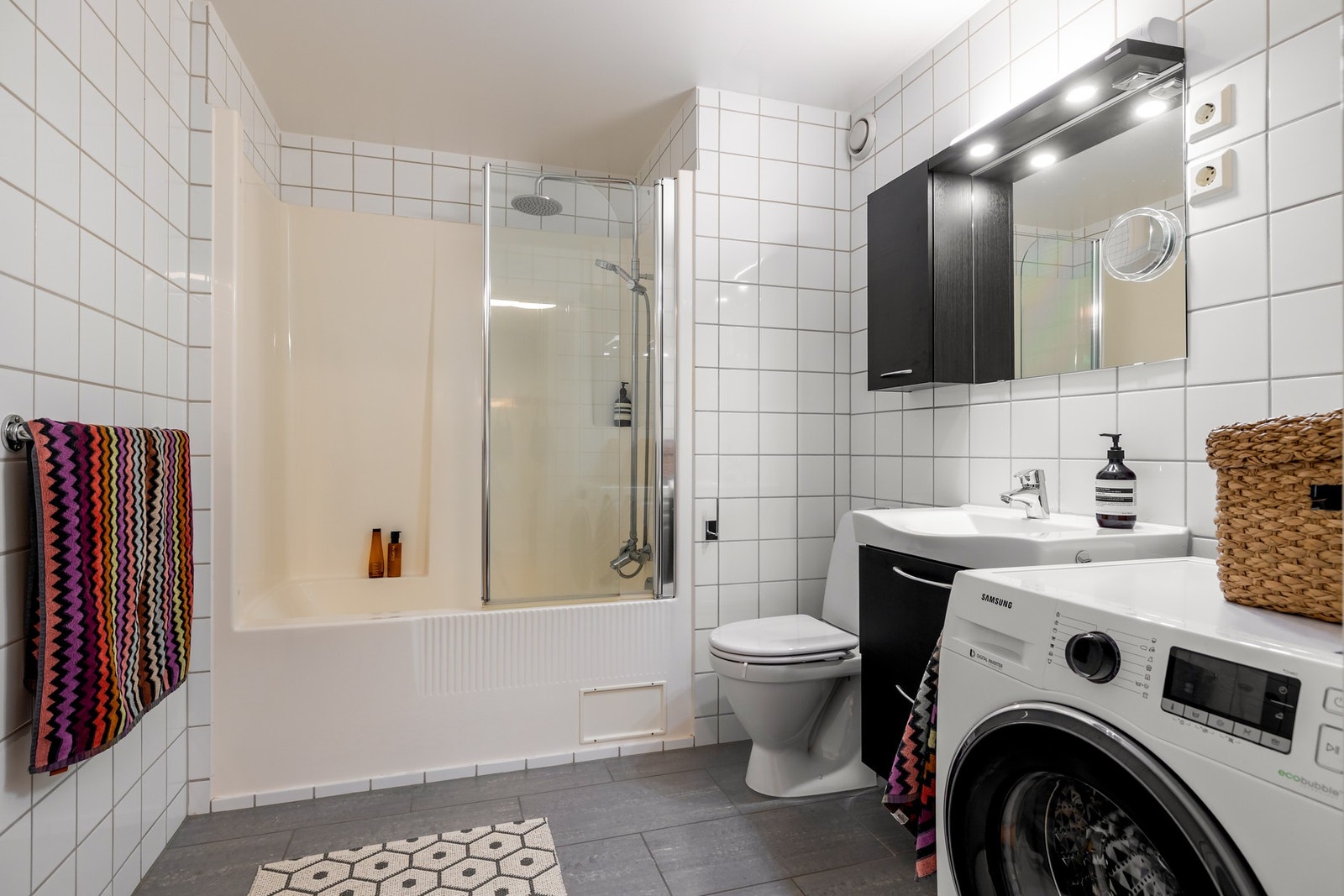 Rommet har gulvmontert toalett og badekar/dusj med både regnfalls- og håndholdt dusj - Badet har opplegg for vaskemaskin Galleribilde