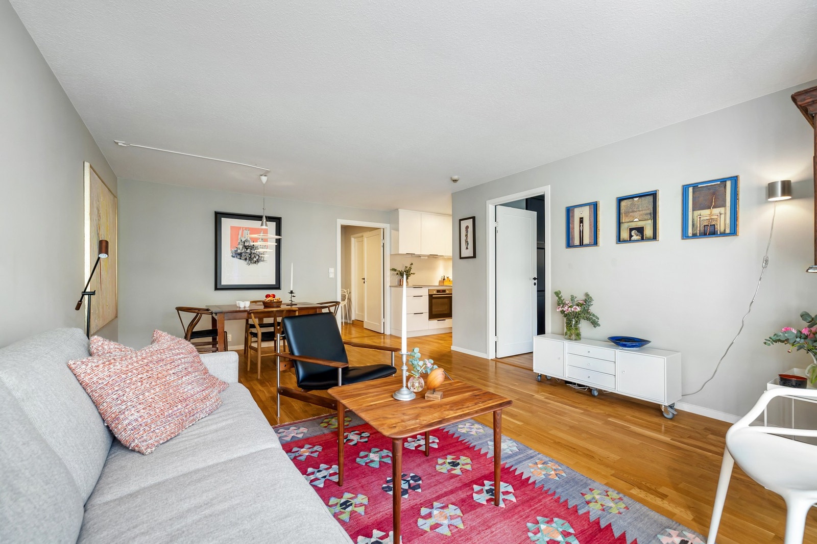 Her er det god plass til spisebord og sofagruppe med tilhørende møblement Galleribilde