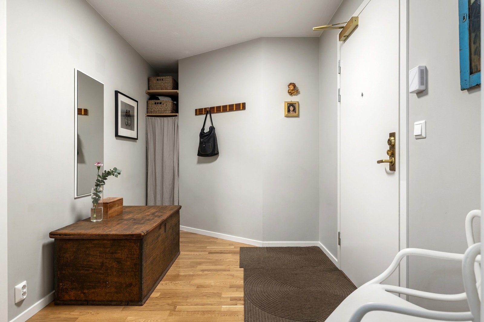 Leiligheten ligger i 3. etasje og har adkomst via heis- og trapp til leilighetsplan - Entréen har plass til enkelt klesoppheng Galleribilde