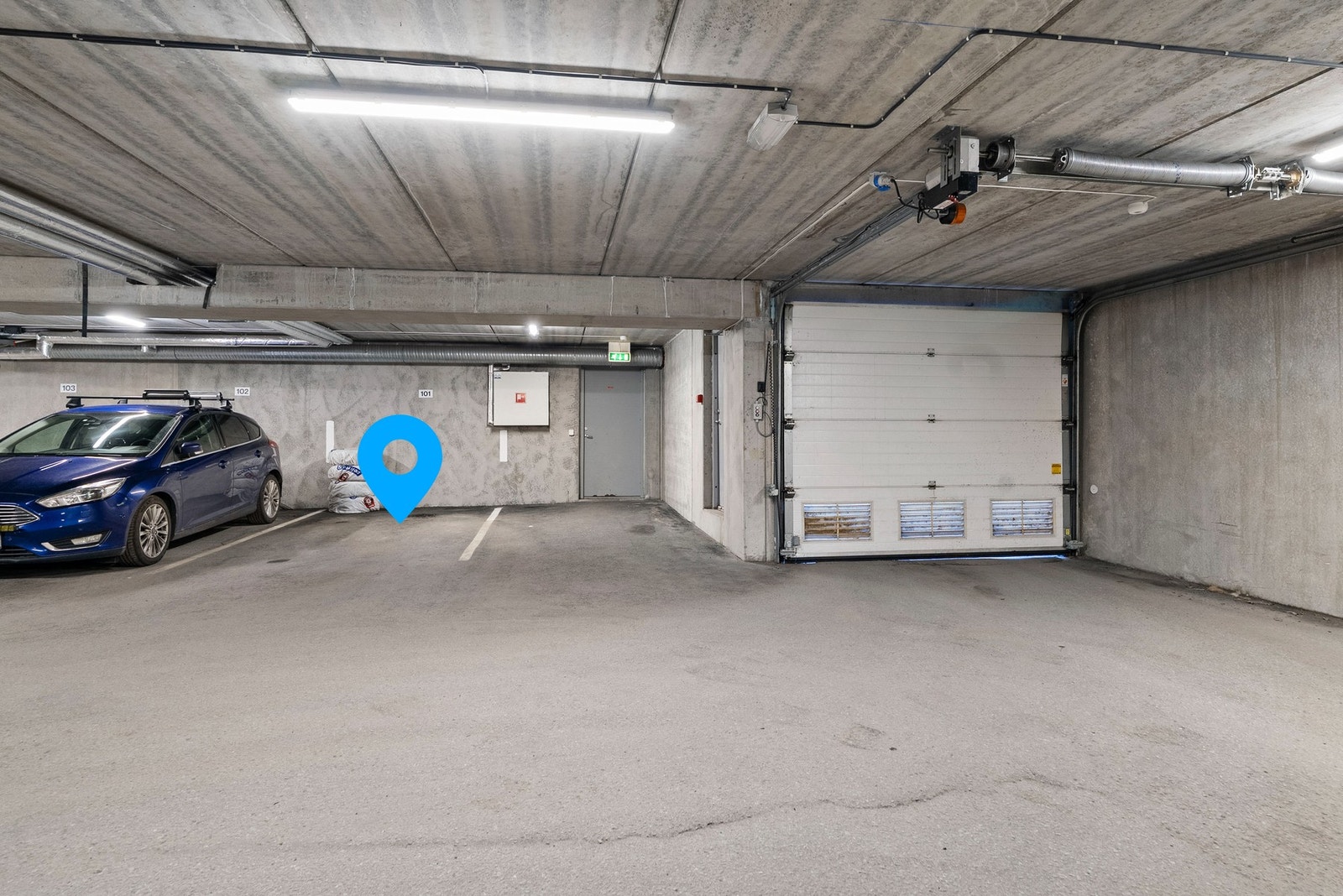 Fast parkering i garasje rett ved port og dør til heisen. Klargjort for å etablere el-billader. Bod på 6 m² i kjelleranlegg. Galleribilde
