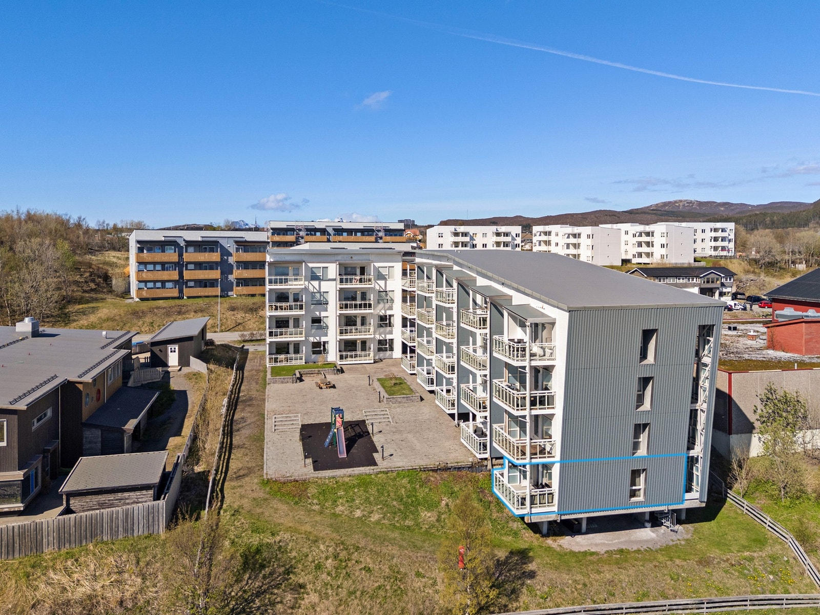Sameiet Trålveien 4 består av 28 seksjoner og ligger fint til i Bodøsjøen med nærhet til det aller meste. Galleribilde