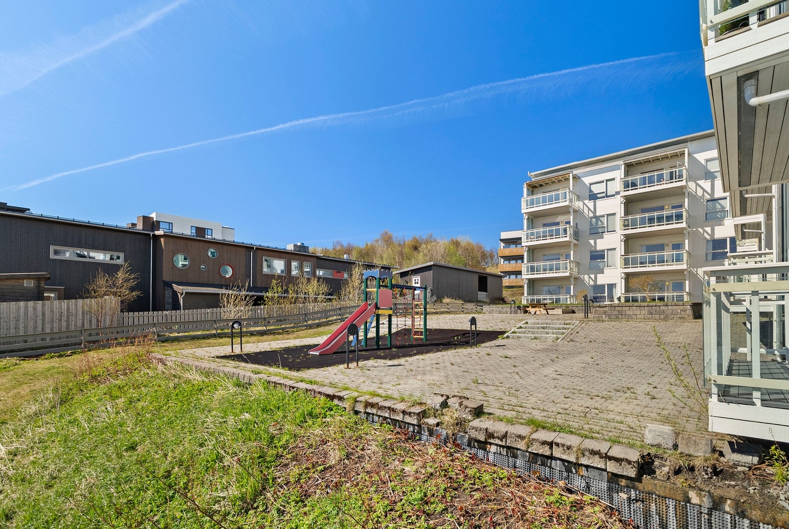 Flotte utearealer med lekeplass. Galleribilde