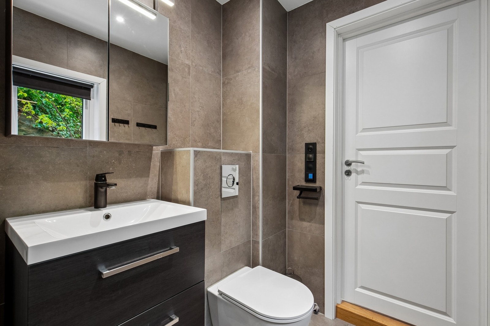 Badet er flislagt og har varmekabler i gulv Galleribilde