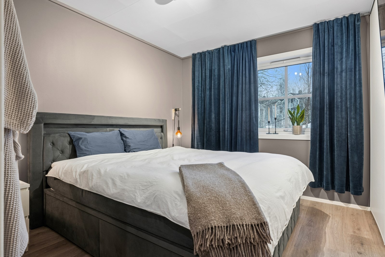 Soverom 1 med fine overflater og vindu ut mot friareal. Galleribilde
