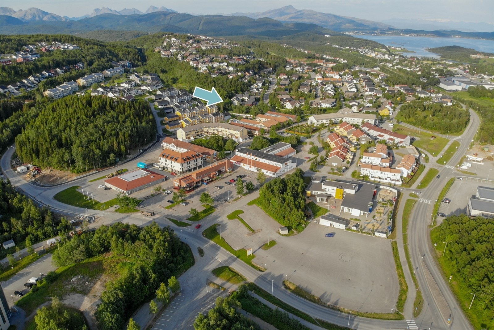 Umiddelbar nærhet Coop Extra, frisør, apotek, treningssenter og lysløype. Galleribilde