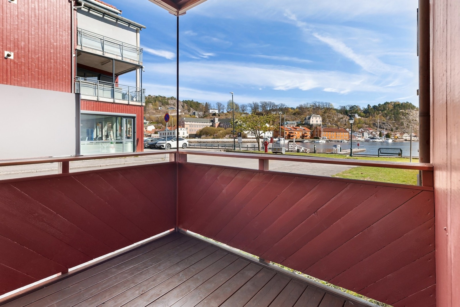Balkongen har utsikt mot vannet og nærliggende områder. Galleribilde