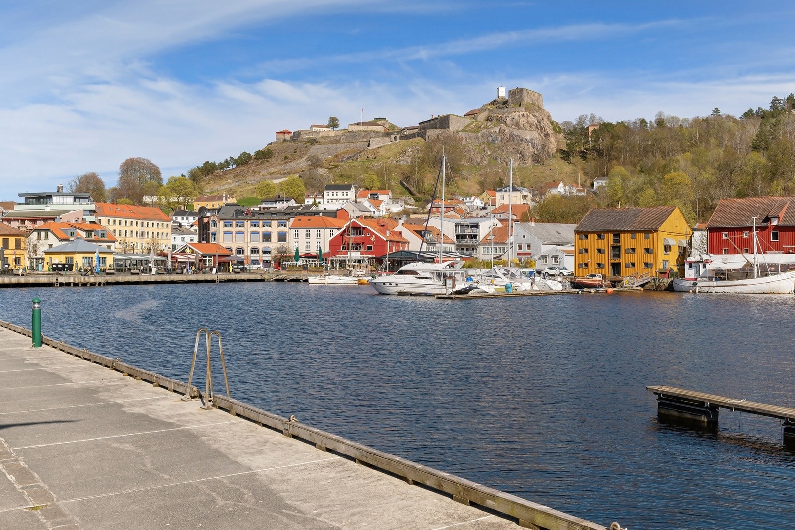 I umiddelbar nærhet har man gjestehavnen med liv og røre hele sommeren. Galleribilde