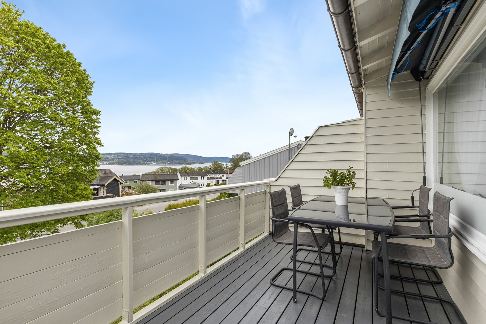 Balkongen er oppført i treverk og har terrassebord på gulv Galleribilde