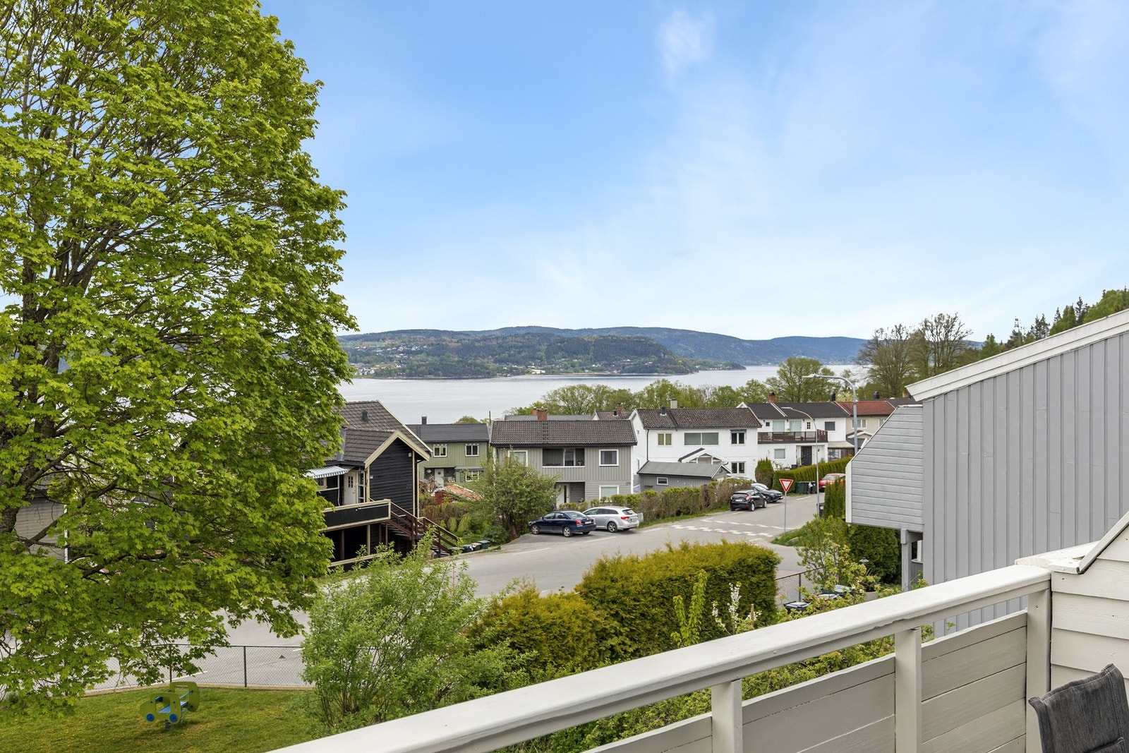 Dette er et pent og lyst rekkehus over tre plan med flott utsikt over Drammensfjorden Galleribilde