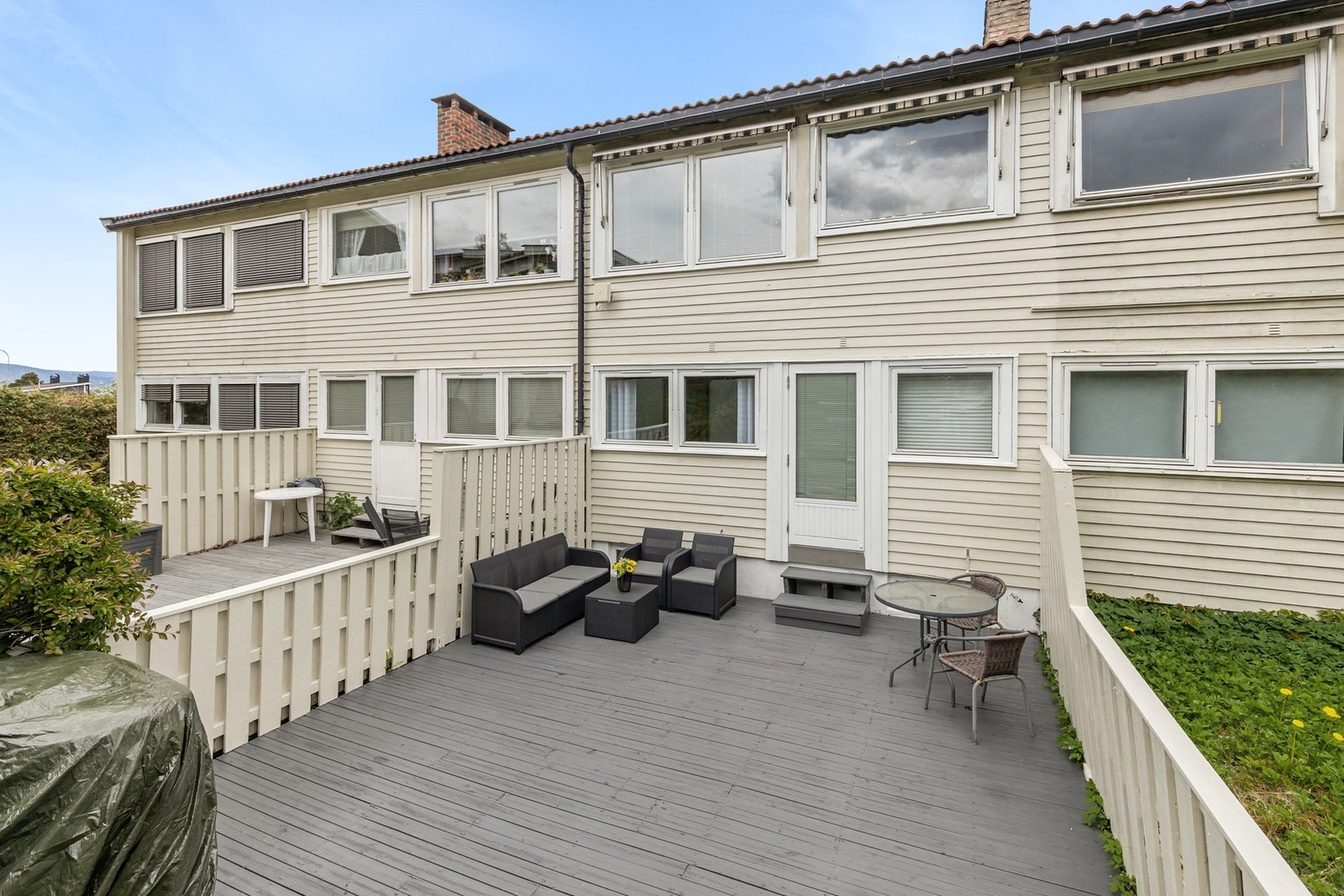 Eiendommen har fine uteplasser, bl.a. en sydvestvendt terrasseplatting på ca. 27 kvm Galleribilde