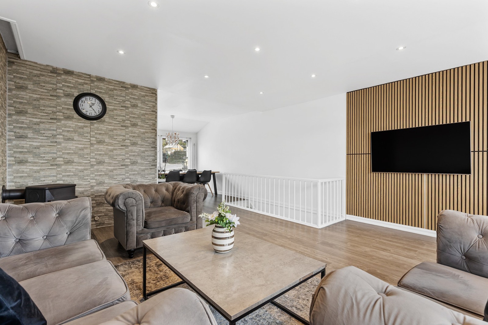 Stuen har fin plass til sofagruppe, tv-møblement og spisebord Galleribilde