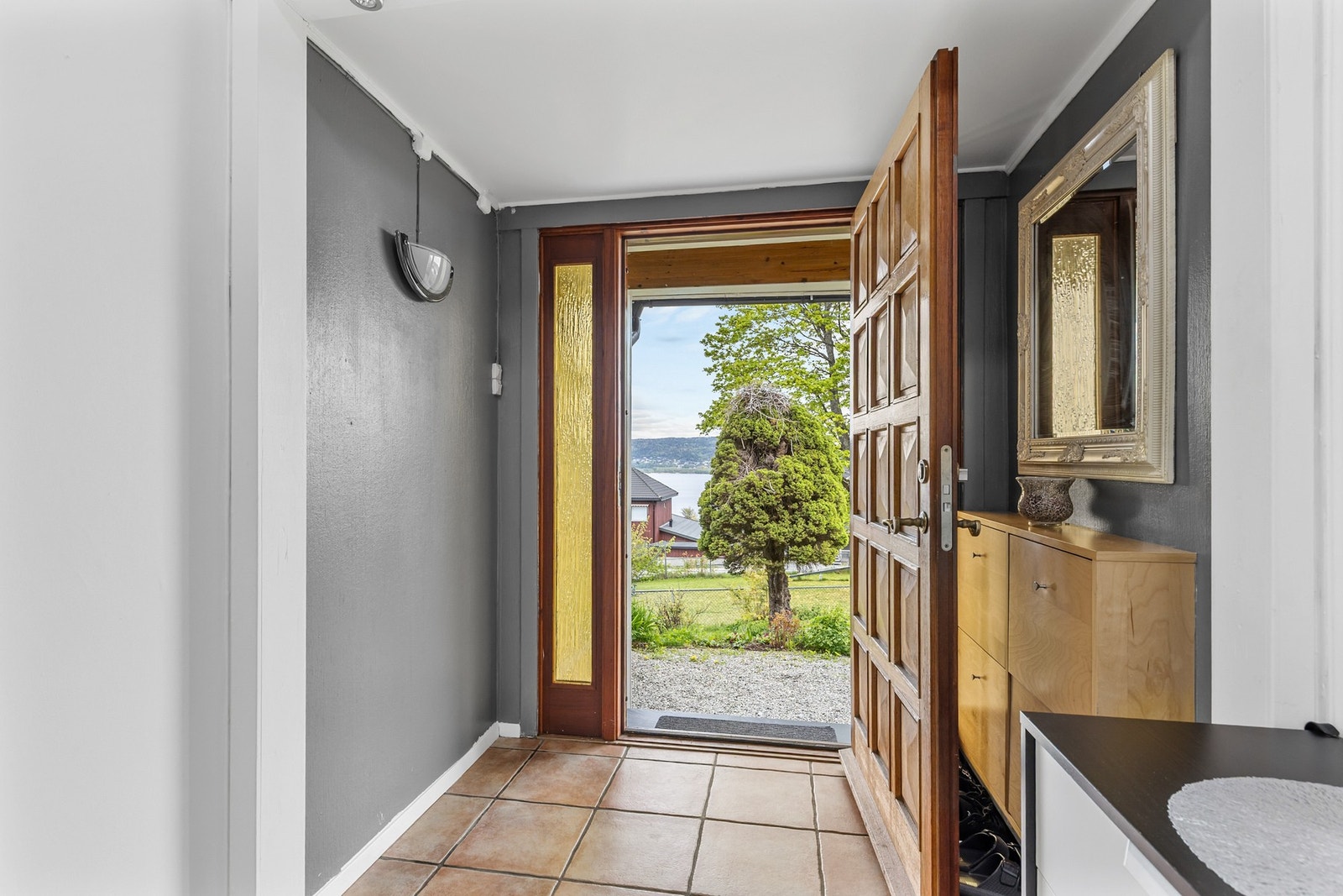 Entréen har plass til oppbevaringsmøbler til yttertøy og sko Galleribilde