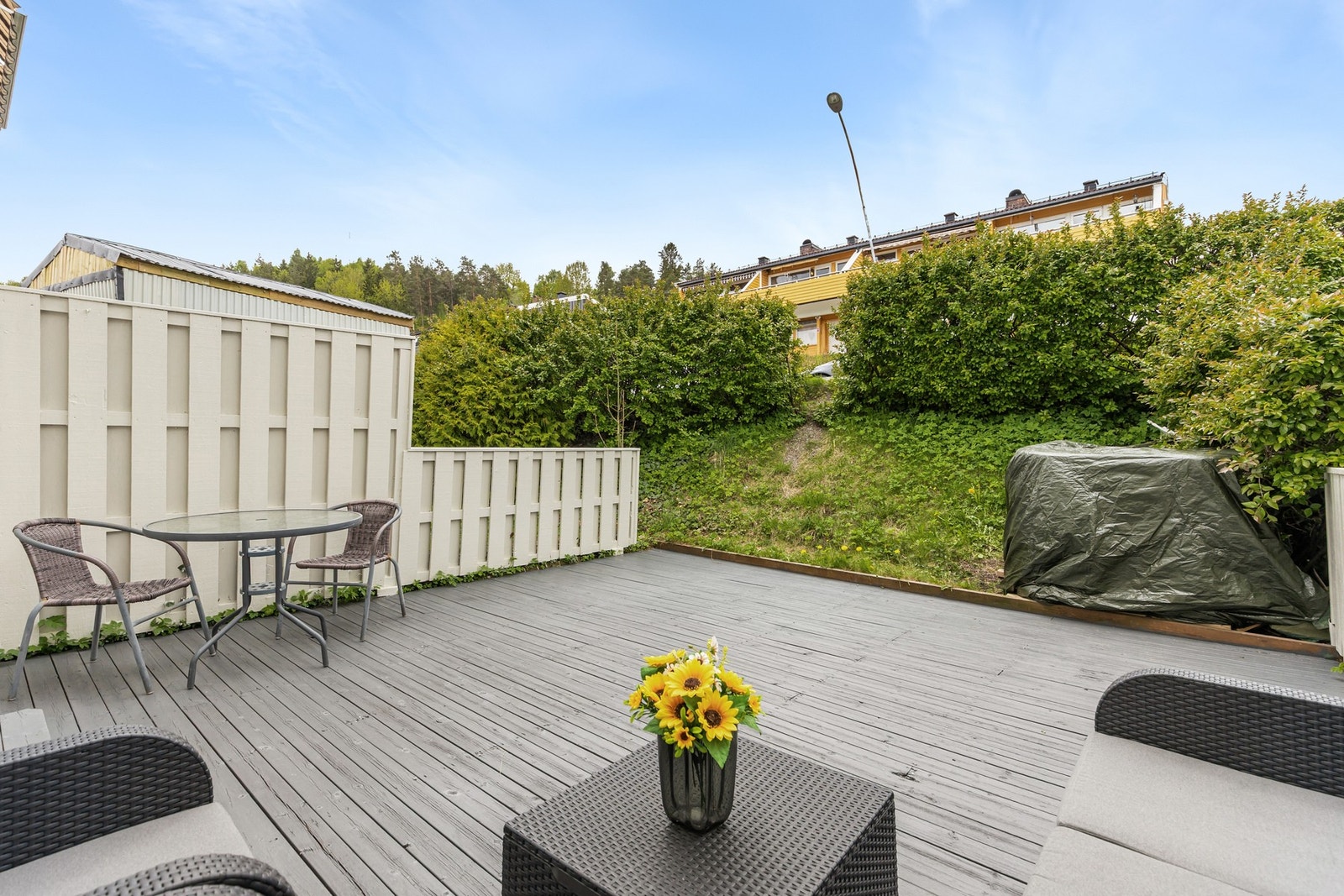 Uteplassen er godt skjermet av hekk og har fin plass til å innrede med ønsket utemøblement og grill Galleribilde