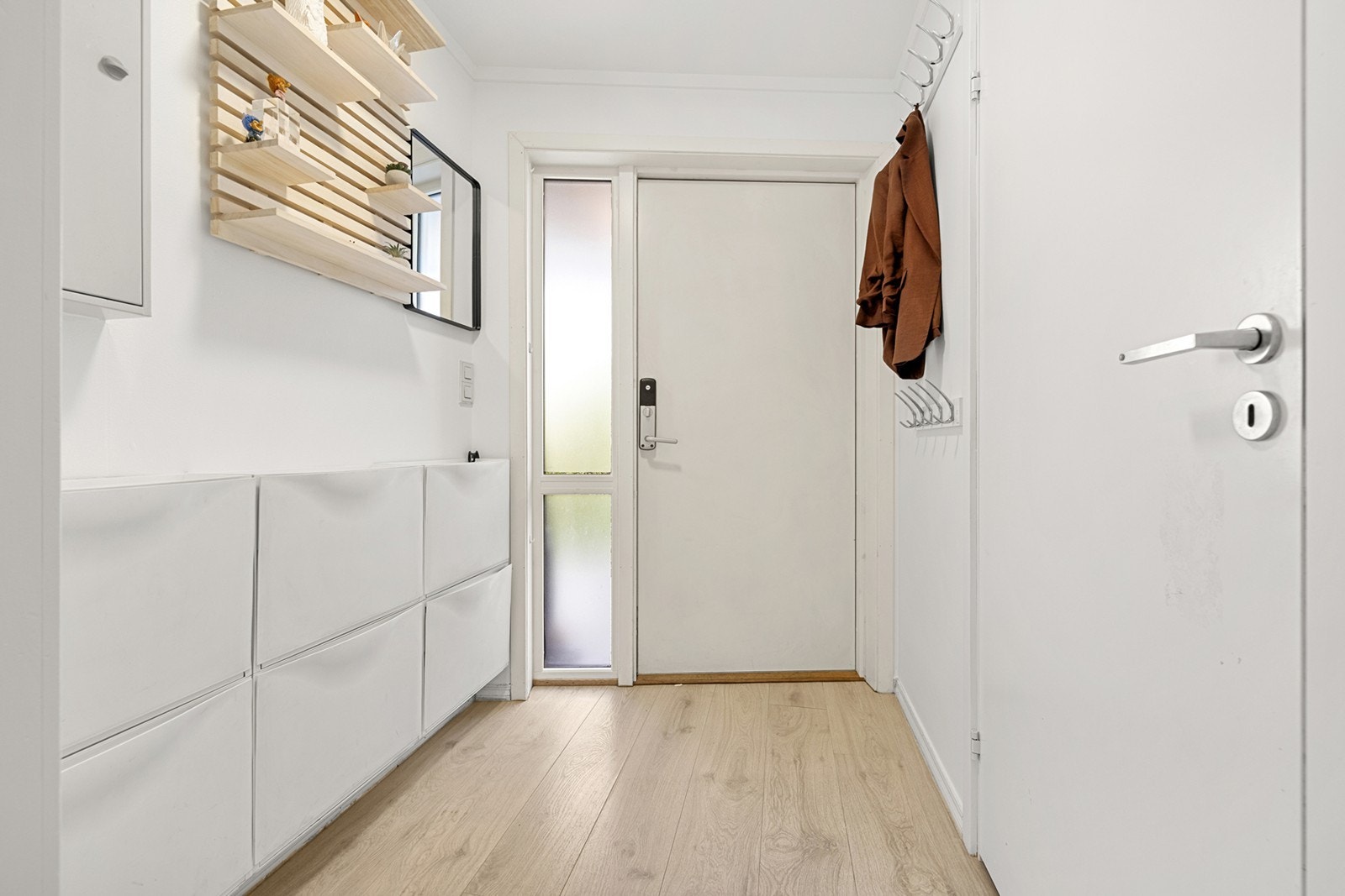 Det er god plass til oppbevaring og oppheng av sko og yttertøy. Galleribilde