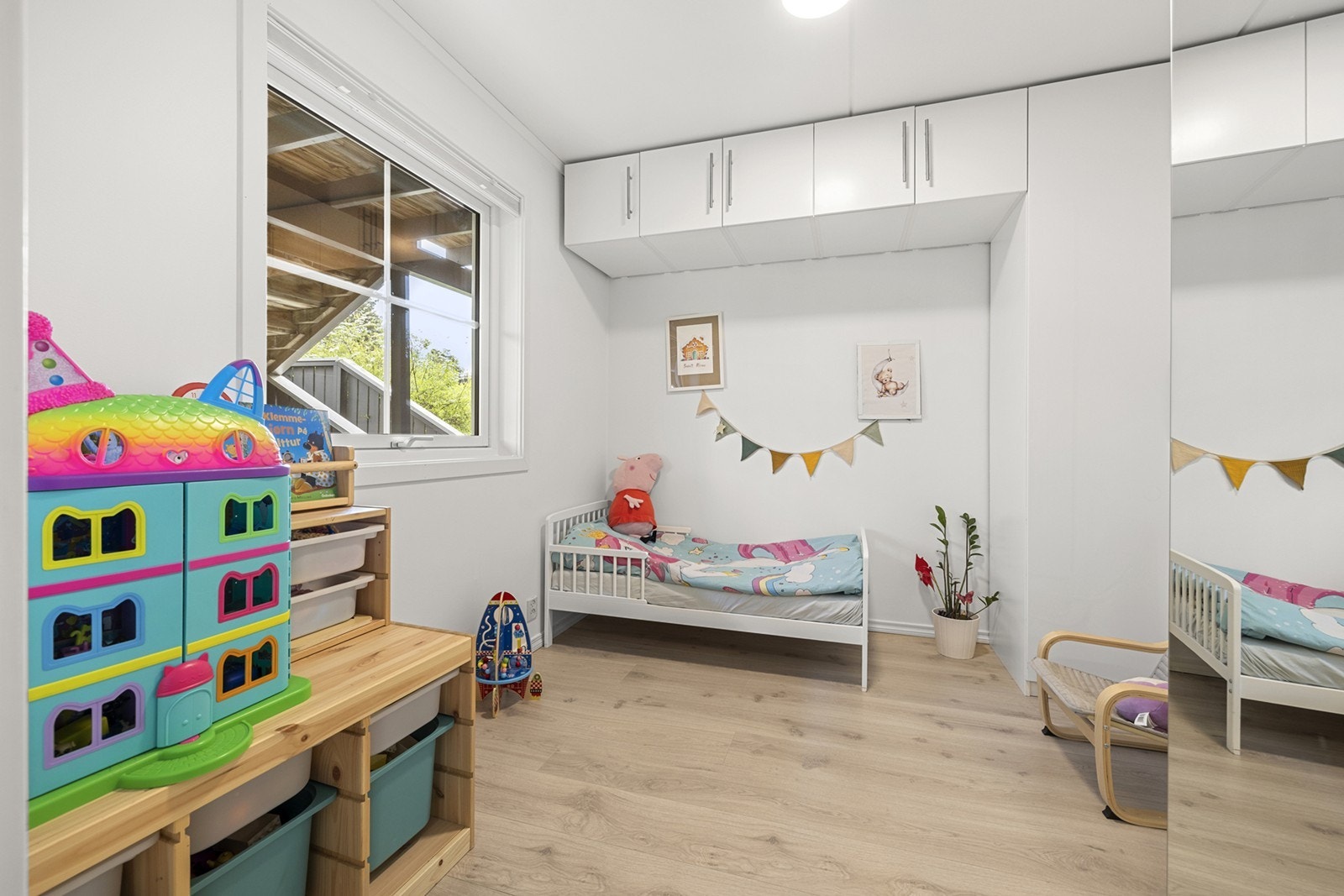 Soverom II har en god størrelse med plass til seng og garderobe. Rommet egner seg perfekt som barnerom, gjesterom eller hjemmekontor, avhengig av behov. Galleribilde