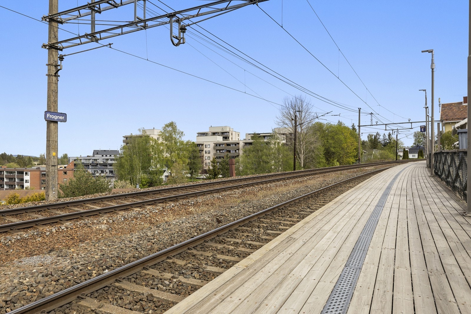 Området har svært gode kollektivforbindelser med både buss og tog i kort gangavstand. Fra Frogner stasjon er det hyppige avganger mot blant annet Oslo, Lillestrøm og Gardermoen. Galleribilde