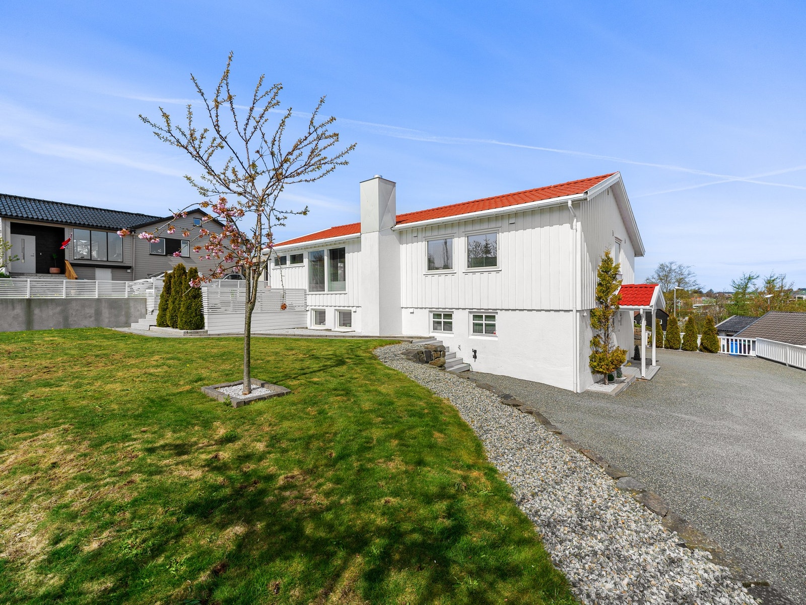 Velholdt og innholdsrik enebolig over to plan med familievennlig planløsning. Galleribilde