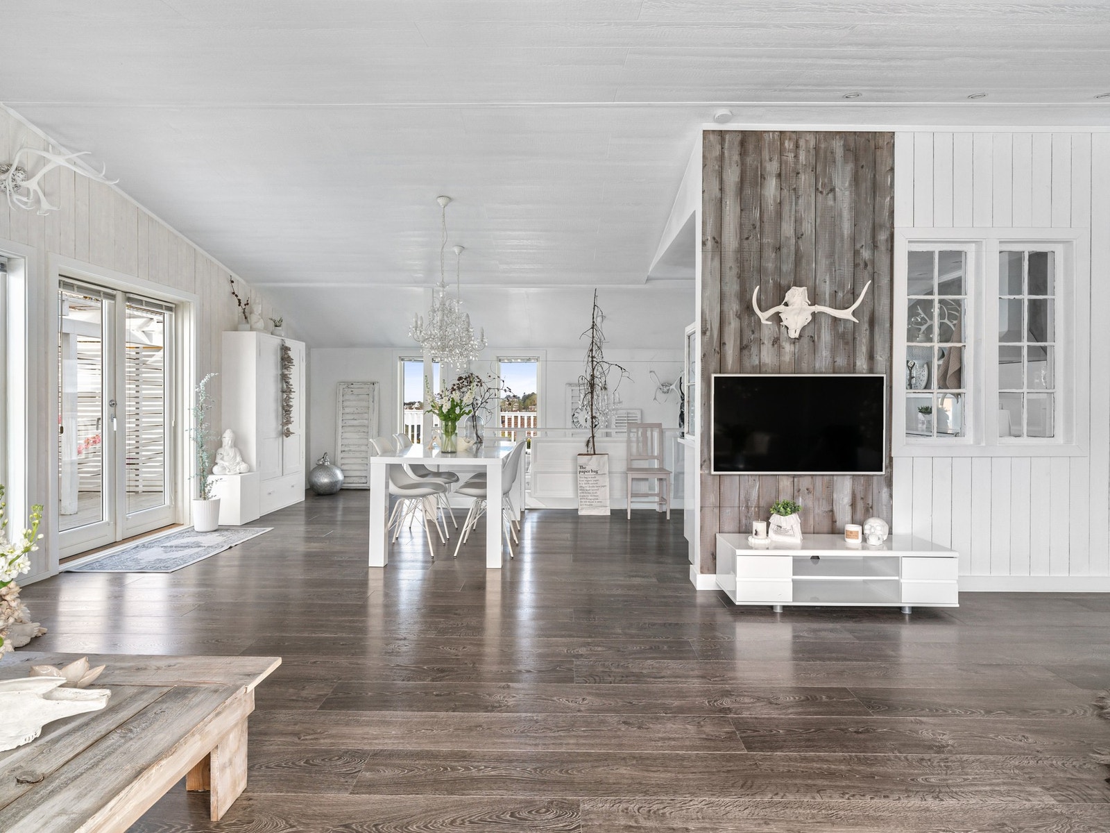 Rommet er utstyrt med en vedovn som gir god varme på kalde vinterdager. Galleribilde