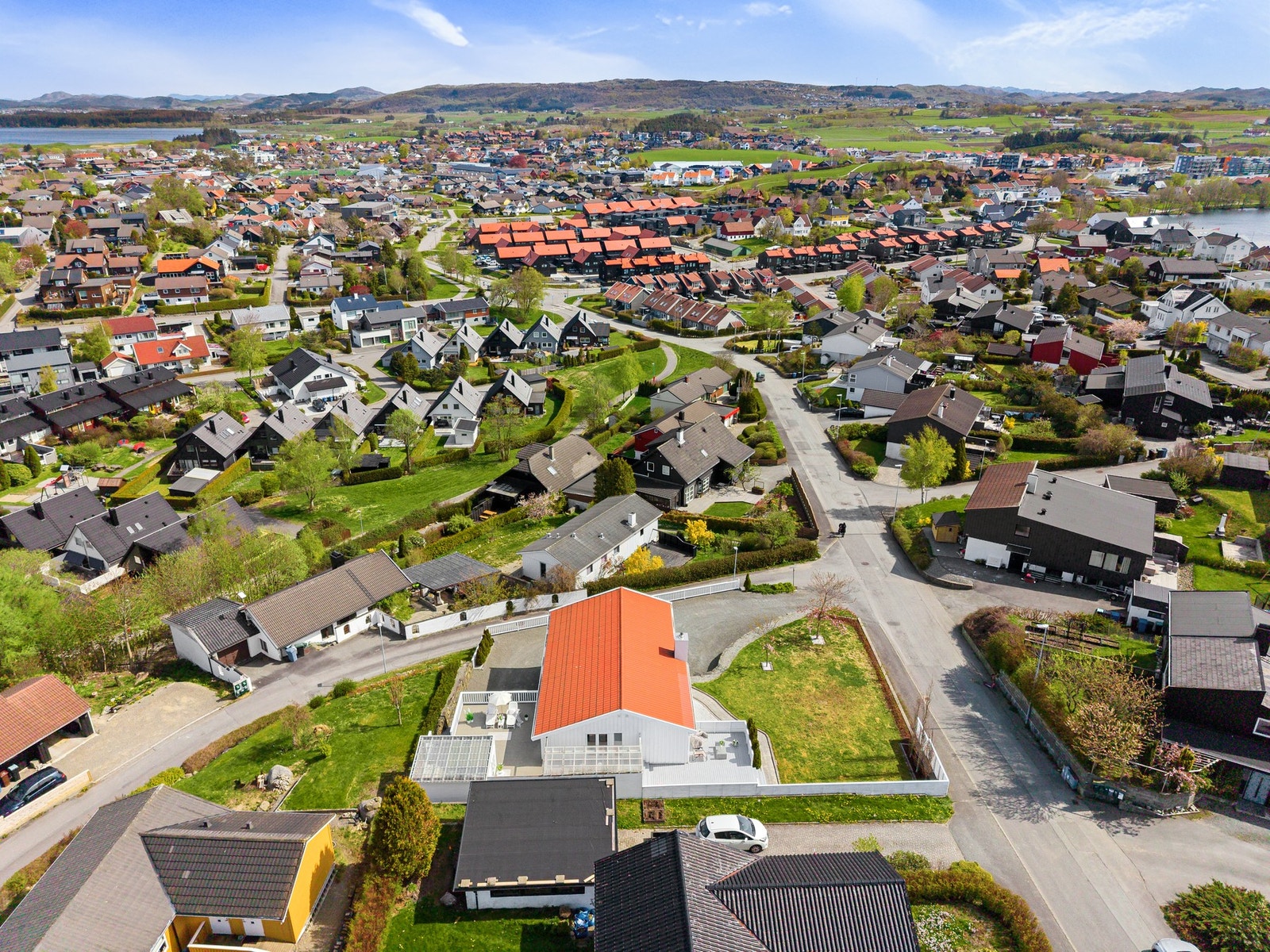 Fritz Røed skulpturpark ligger også i gangavstand, og i enden av parken ligger Bryne mølle med utstillingslokaler, scene og kafé Galleribilde