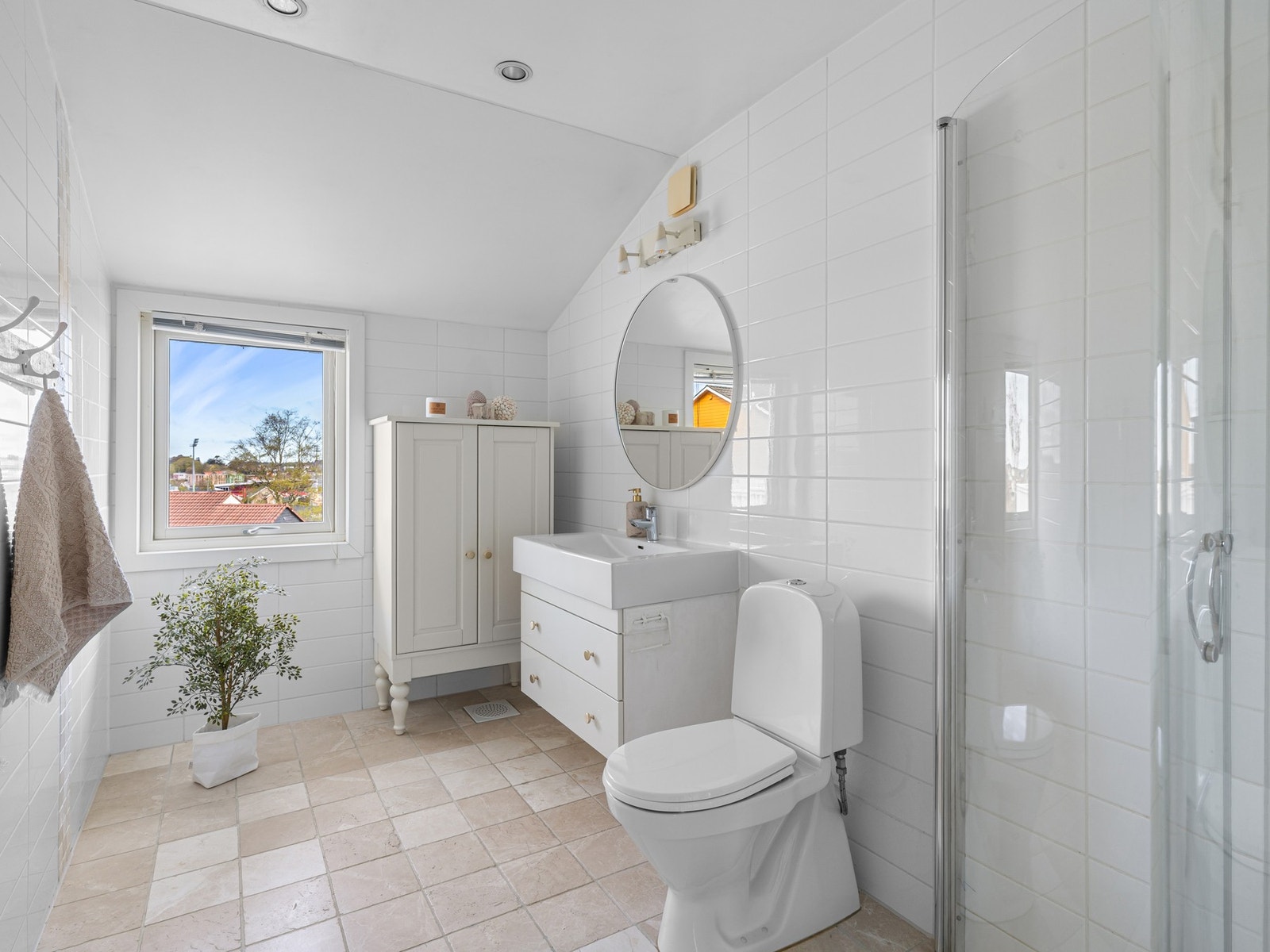 Badet i første etasje er fra ca. 2010 og har fliser på gulv og vegger. badet er innredet med servantskap og speil. Videre er badet utstyrt med toalett og dusjvegger. Galleribilde