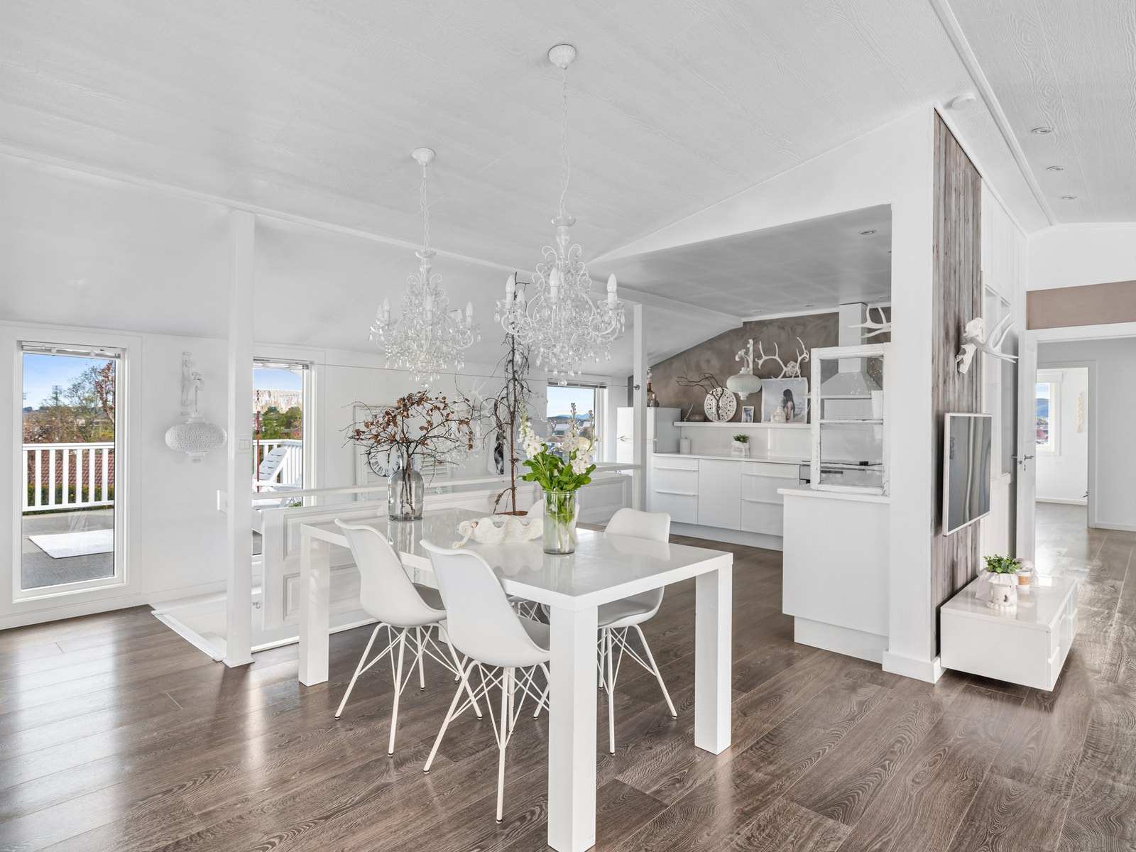 Dette gir en åpen og sosial planløsning, perfekt for samvær og middager i hyggelige omgivelser. Galleribilde