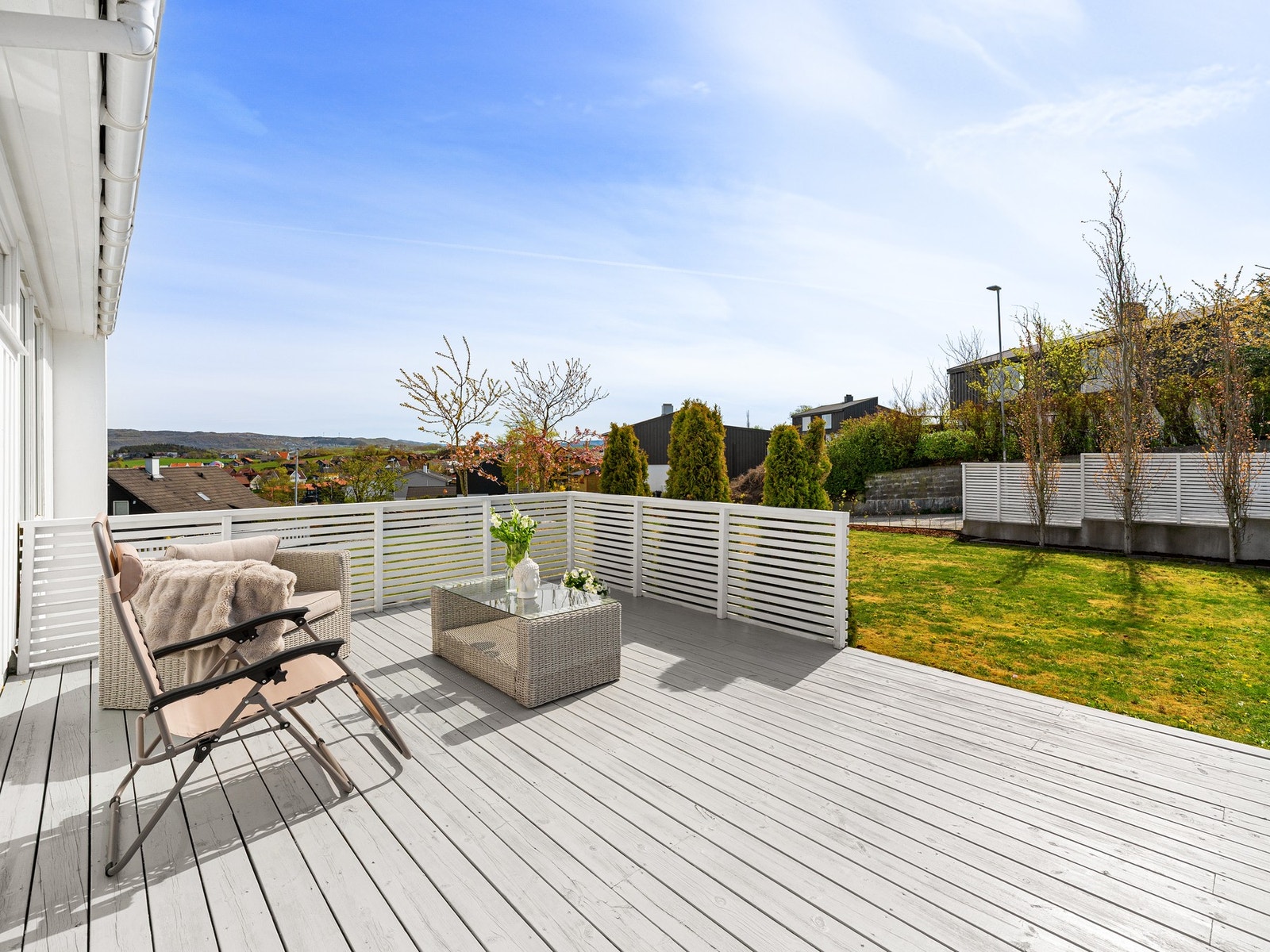Boligen har et flott opparbeidet uteområde som består av terrasse, plen og en praktisk hagestue. Galleribilde