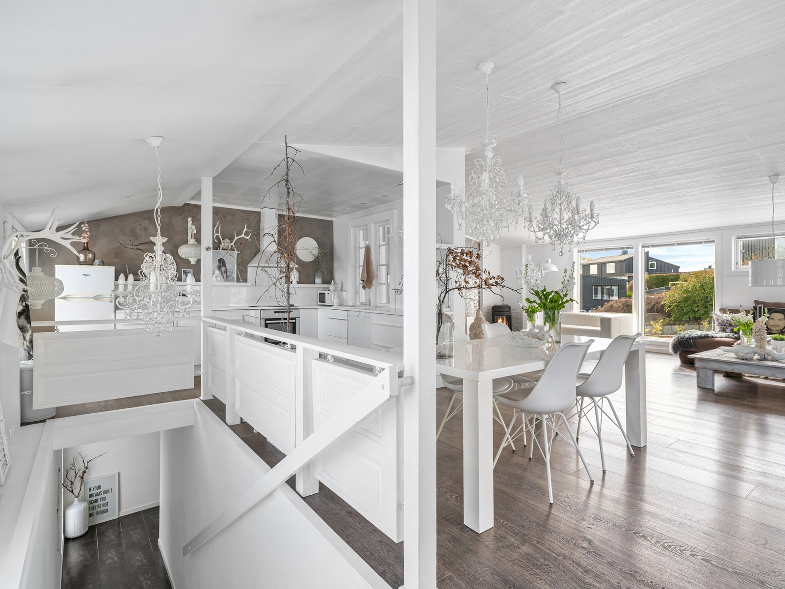 Rommet har også plass til spisebord, den åpne løsningen mot spiseområdet skaper en sosial atmosfære, perfekt for både hverdagslige måltider og gjestemiddager. Galleribilde
