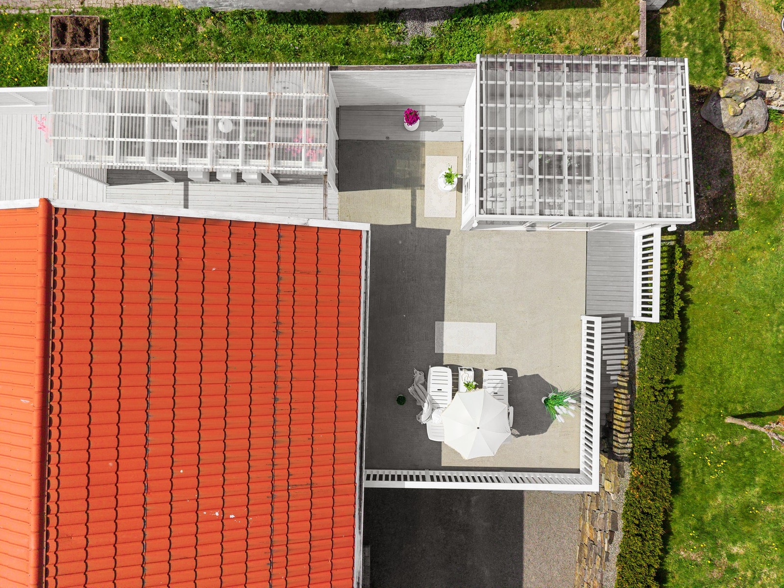 Området har kort vei til flotte turområder som kan benyttes gjennom hele året. Blant annet er det kort gangavstand til "Tjødnå" og Sandtangen, et flott turområde ved Frøylandsvatnet. Galleribilde
