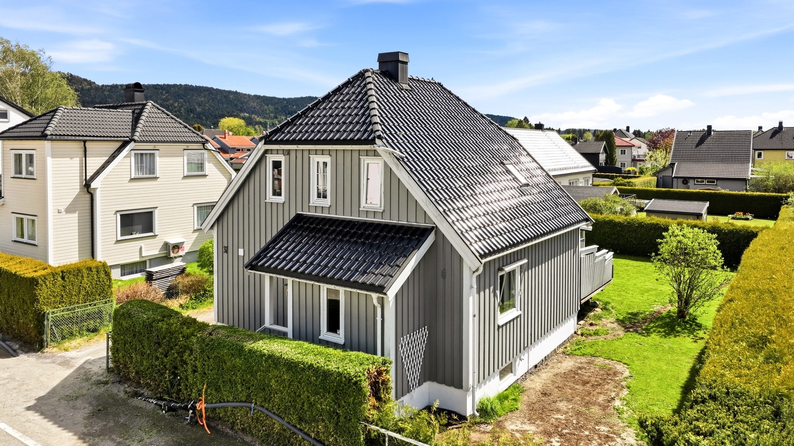 Boligen ligger på Hovenga i Porsgrunn. Det er nylig bytte vann og avløp inn til boligen. Derfor ledning i bildet er synlig og mangler plen på høyreside. Det er sådd ny plen Galleribilde