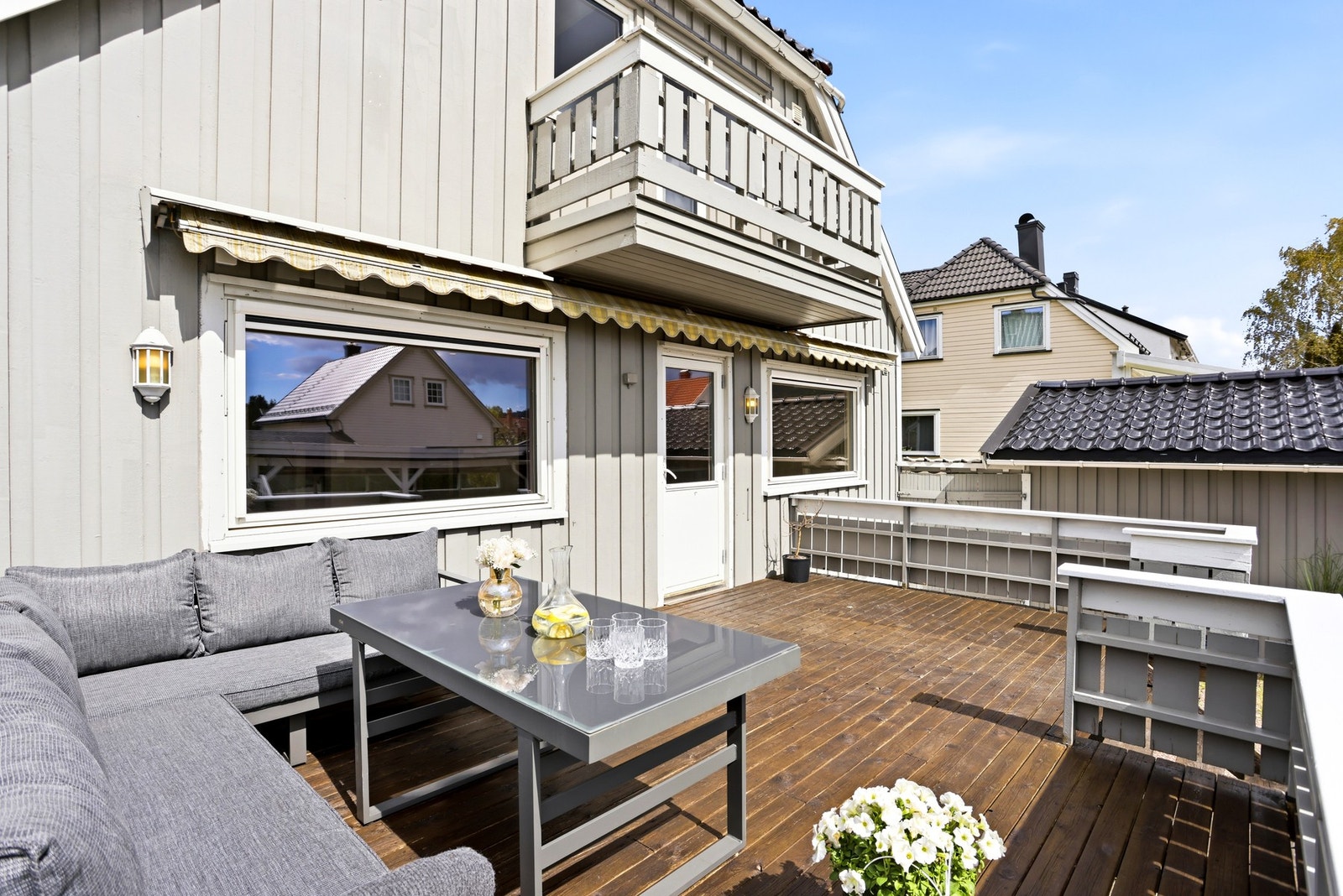 Deilig terrasse med utgang fra stuen Galleribilde