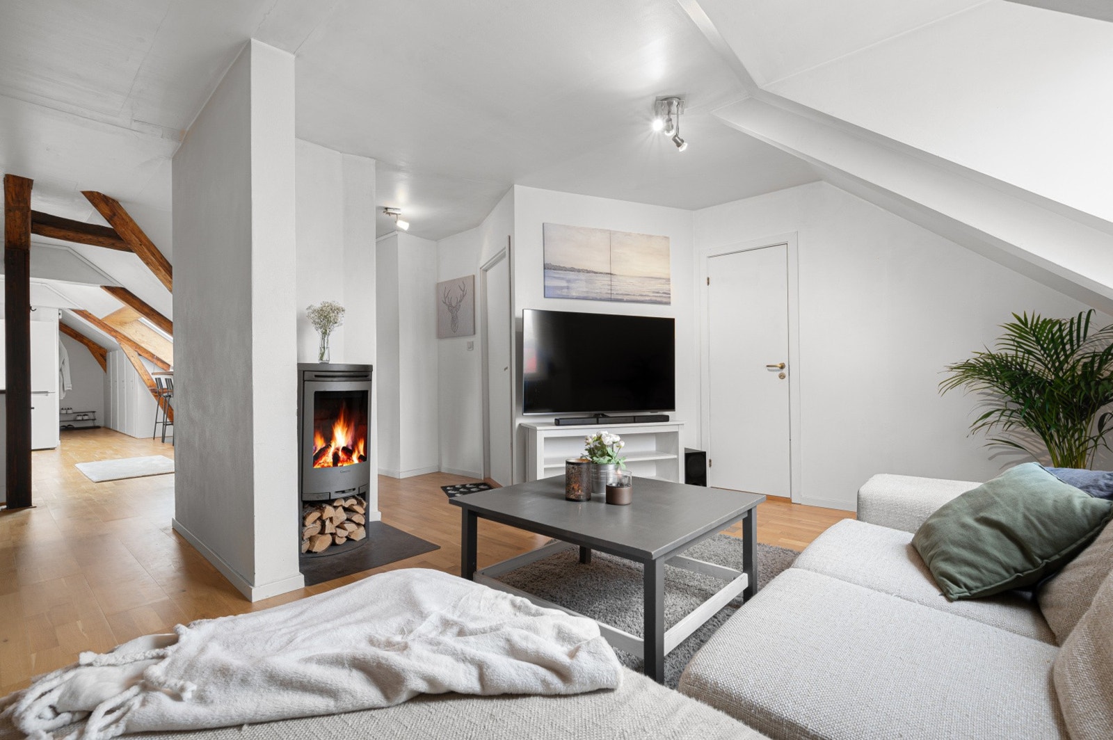 Stuen er på ca. 25 kvm med koselig vedovn. Perfekt for kalde vinterkvelder. Galleribilde