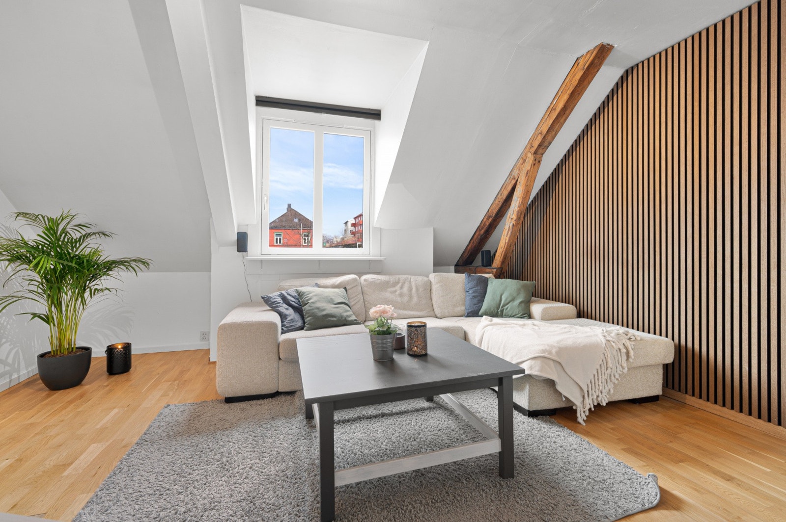 Romslig stue med god plass til sofaløsning. Galleribilde