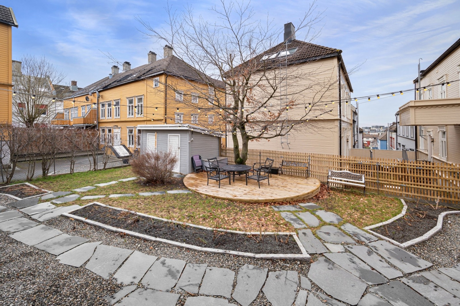 Pent opparbeidet bakgård Galleribilde
