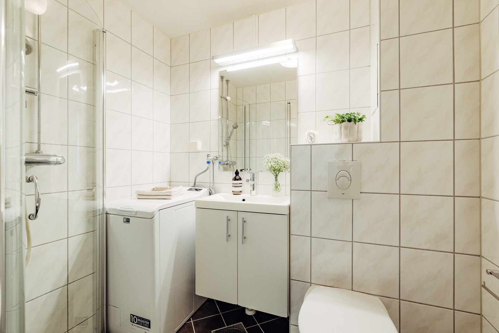 Her er det plass og opplegg for vaskemaskin. Det er også varmekabler i gulvet. Galleribilde
