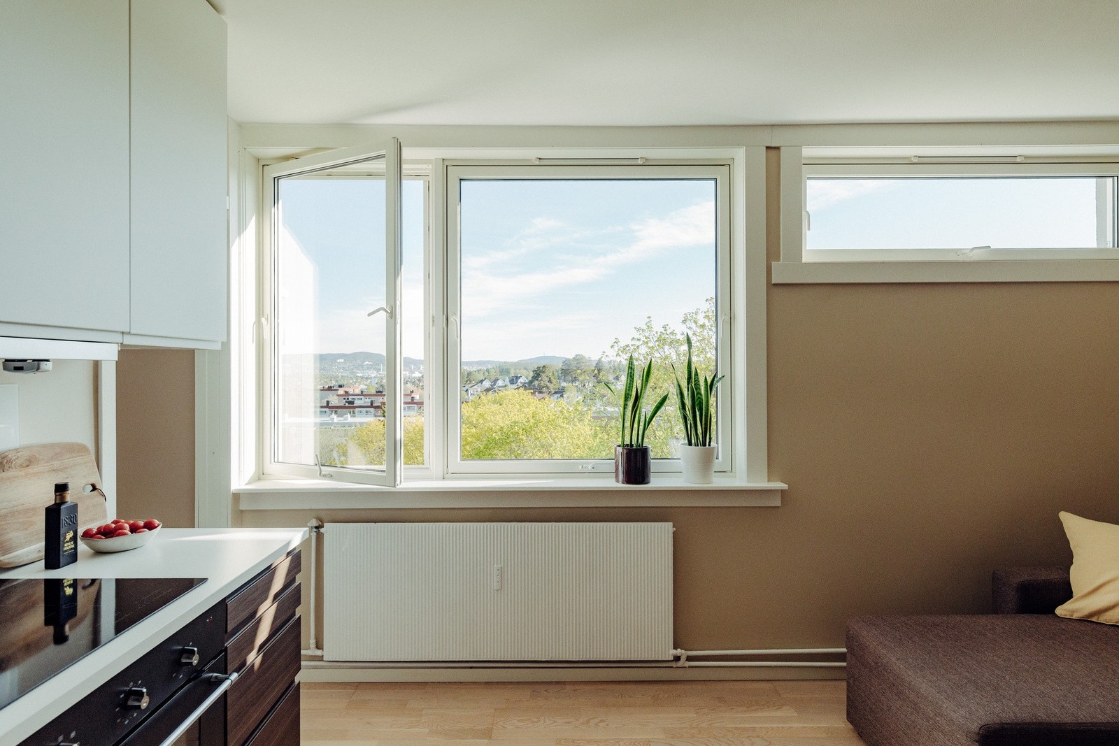 Stuen oppleves som lys, som er naturlig når vinduene er store og gode. Galleribilde