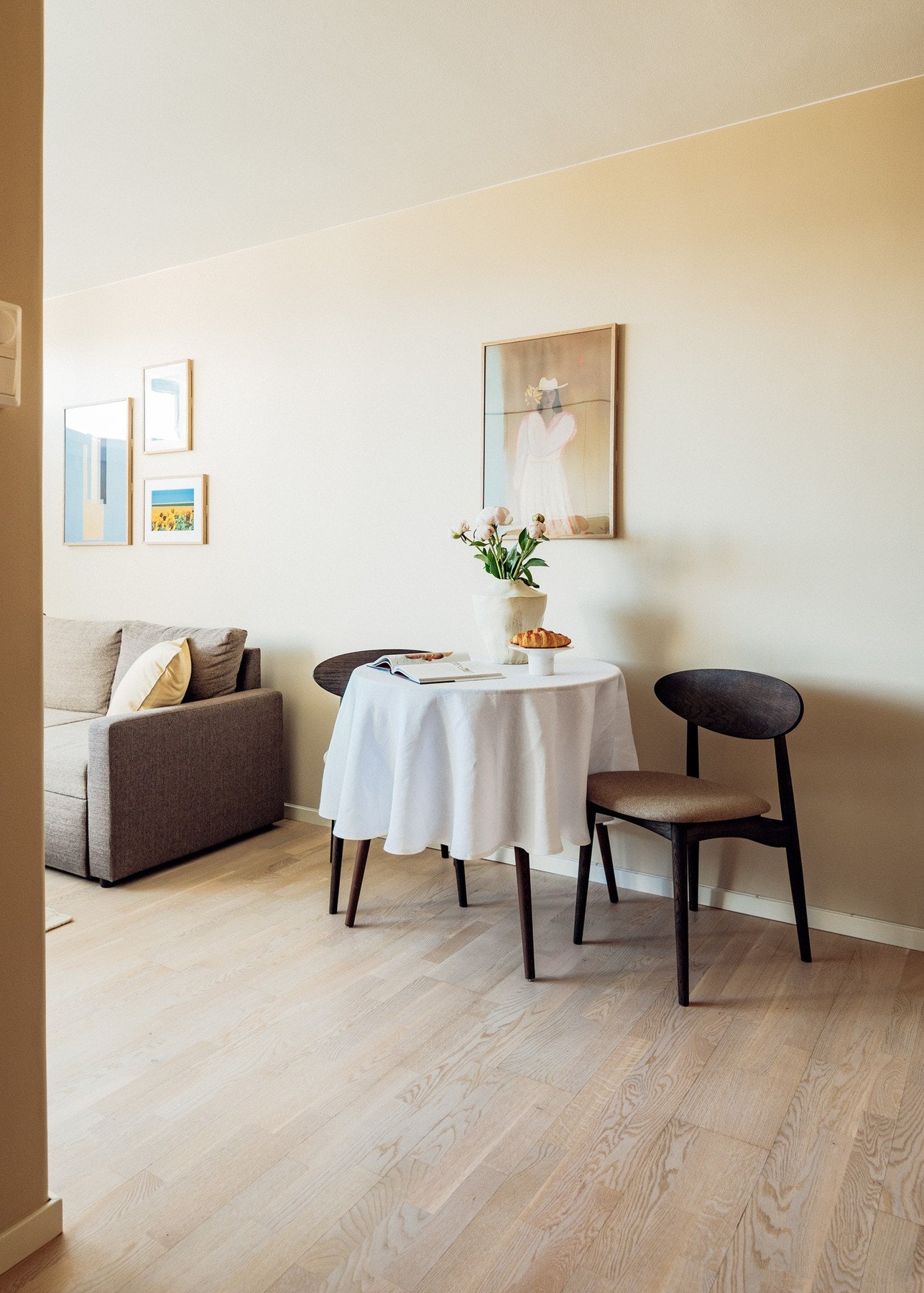 Størrelsen gjør at det er bra med plass til spisebord. Galleribilde