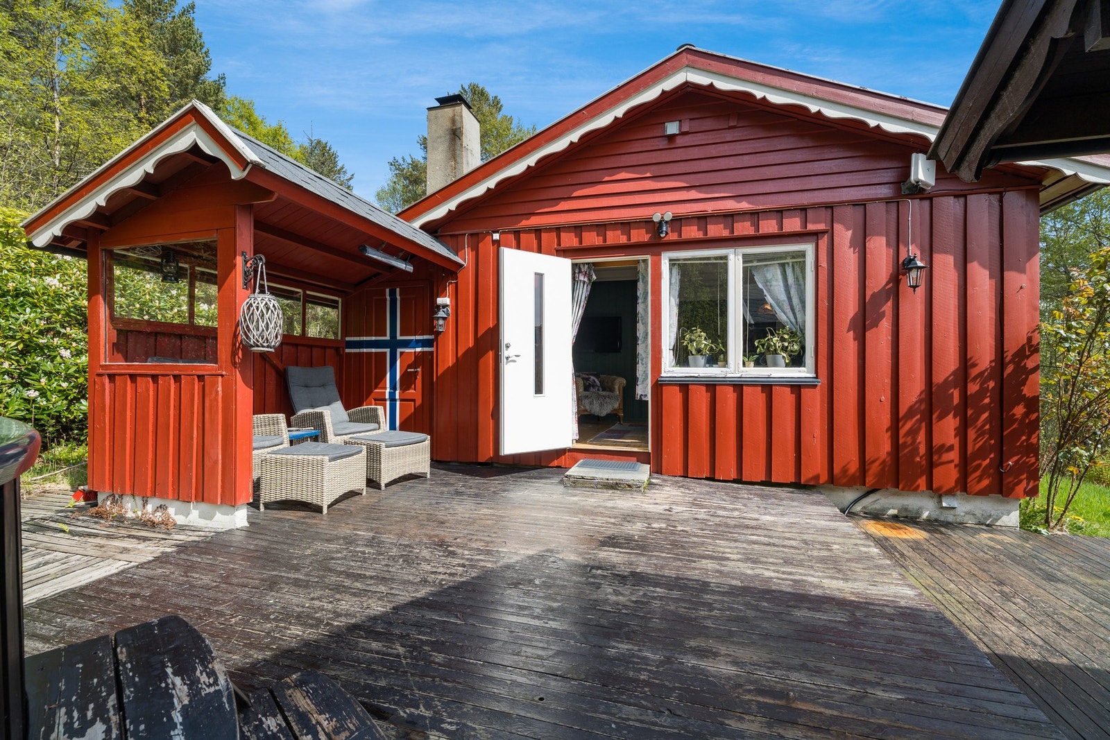 Hytten har et flott uteområde som er delvis overbygd, perfekt uansett vær Galleribilde