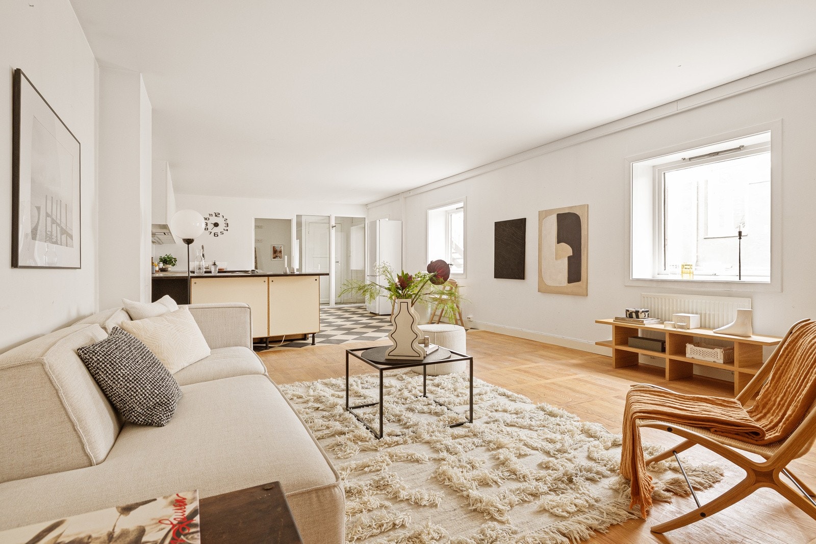 Stallbygning/garasje med rammetillatelse til enebolig. Bilde fra slik bygningen står idag. Det er ikke lovlig innredet til bolig idag. Galleribilde