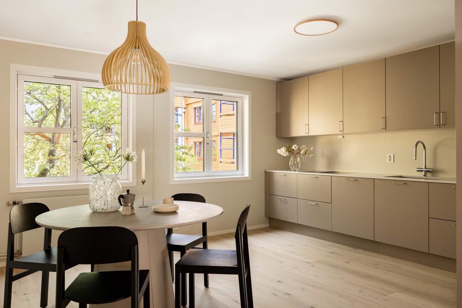 Her er det god plass til en stor spisegruppe, perfekt for samvær med hele familien. Galleribilde