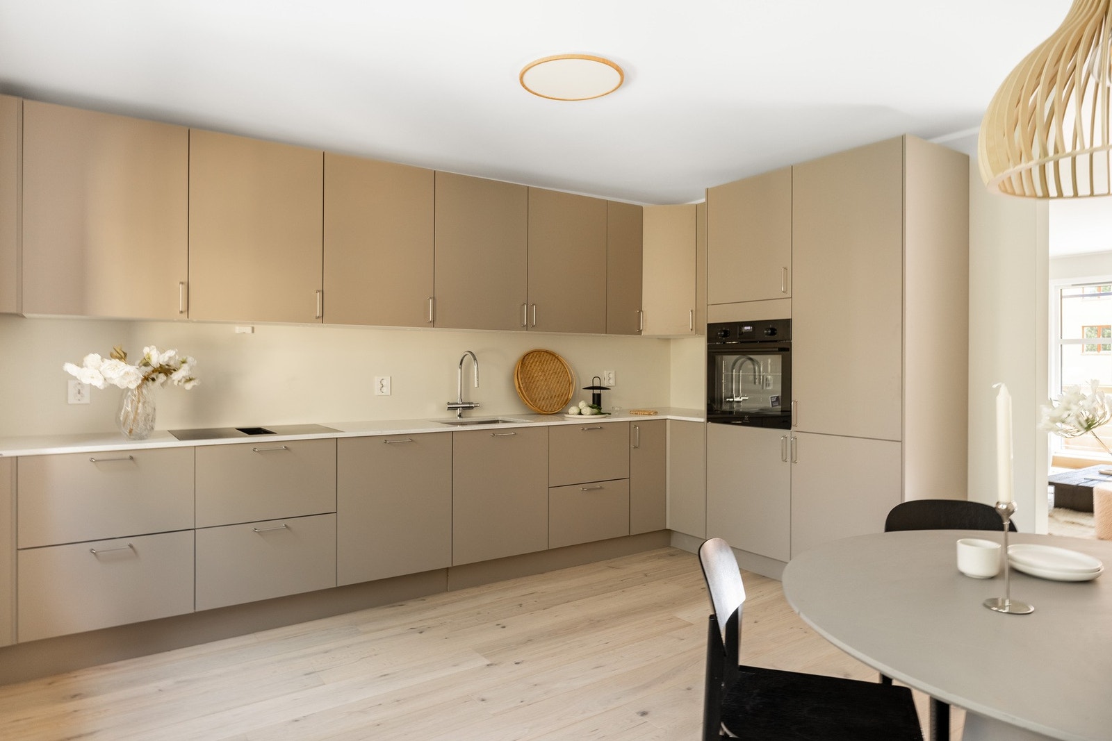 Kjøkkenet er levert av HTH med integrerte hvitevarer fra Electrolux. Galleribilde
