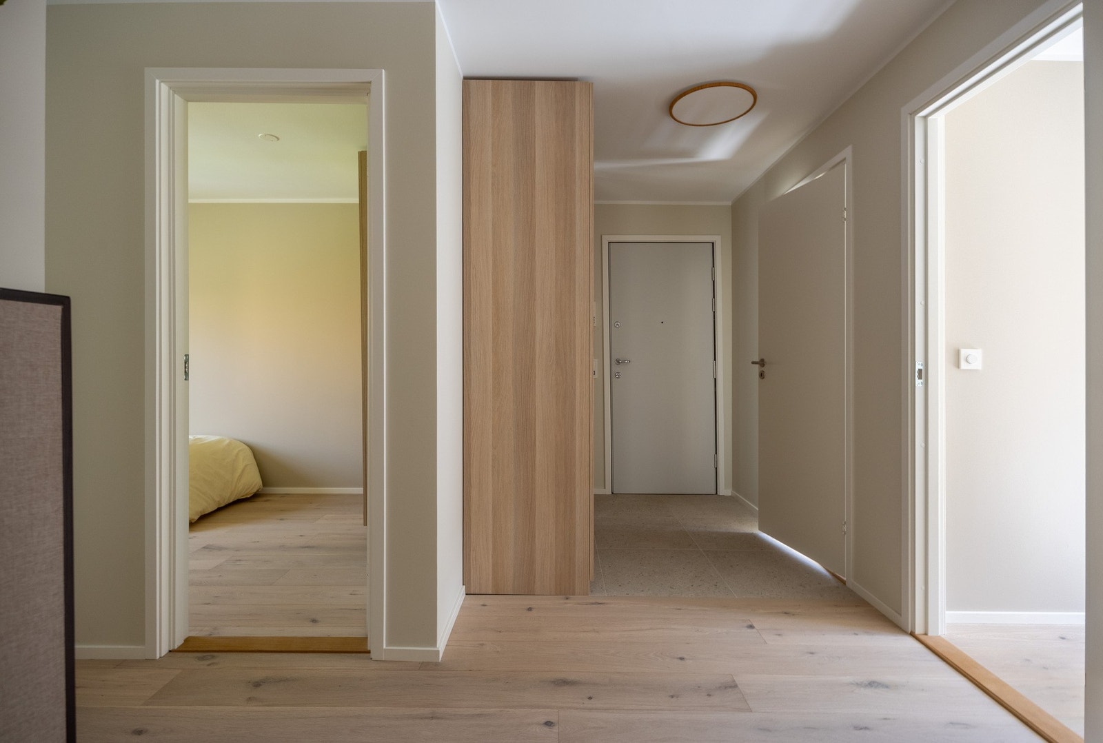 Her blir du ønsket velkommen inn i en romslig entré med stor garderobeløsning av eik. Galleribilde