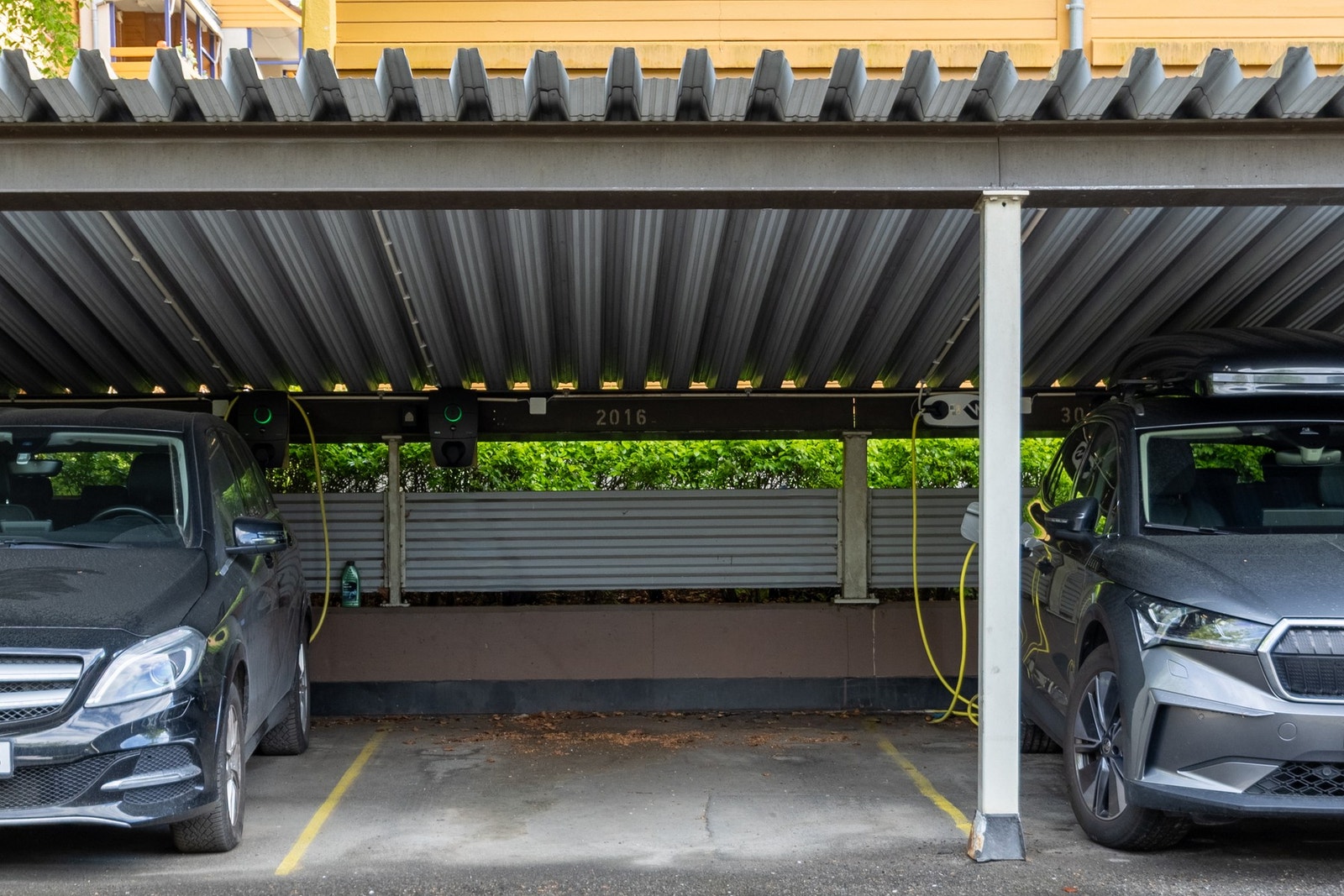 Leiligheten disponerer parkeringsplass i carport med ladestasjon, nr. 2016. Galleribilde
