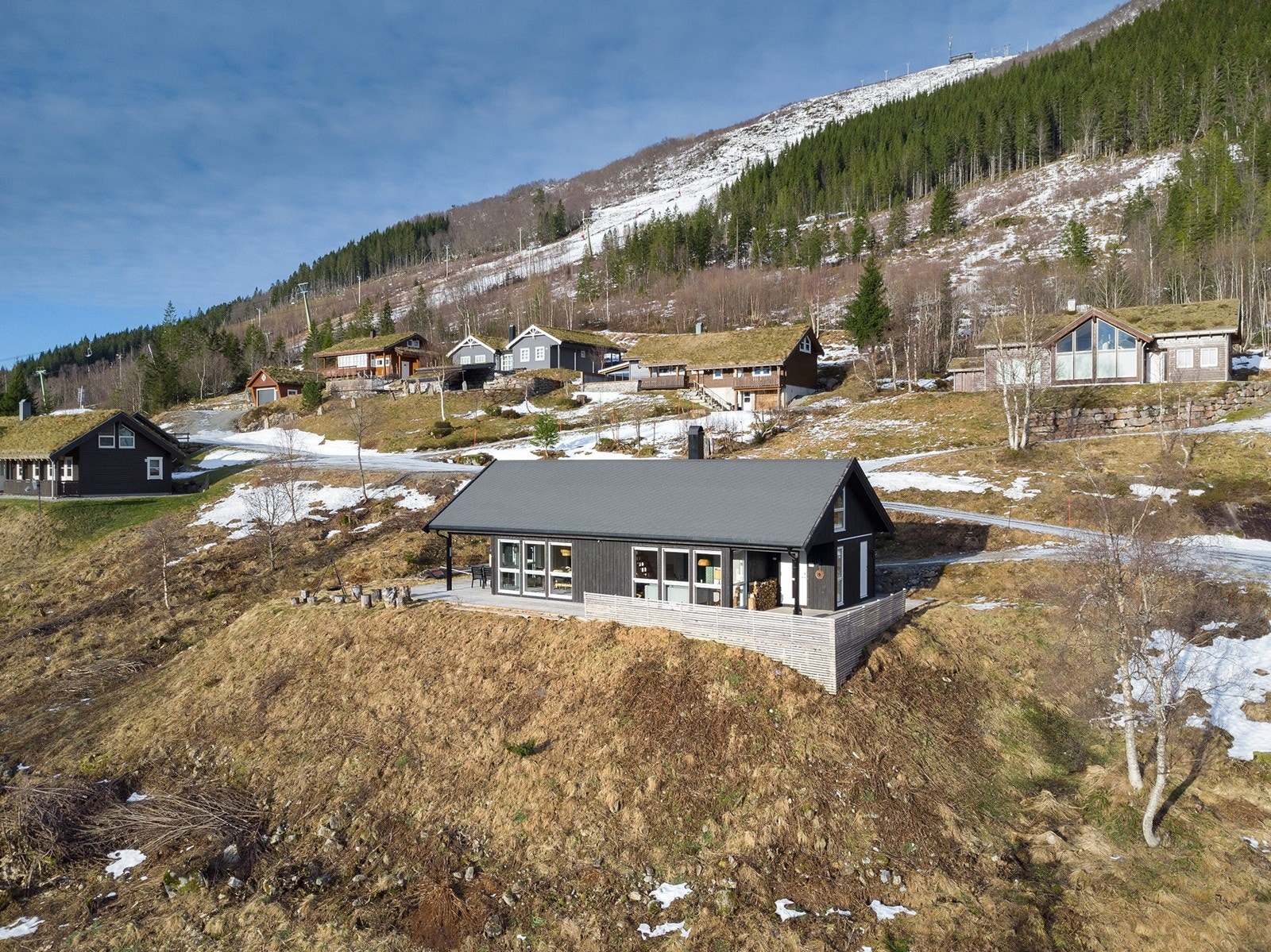 Møremegling ved Nils Arne Riise, Eiendomsmegler MNEF har gleden av å presentere nyere, flott fjellhytte med ski in/out og mektig utsikt. Galleribilde